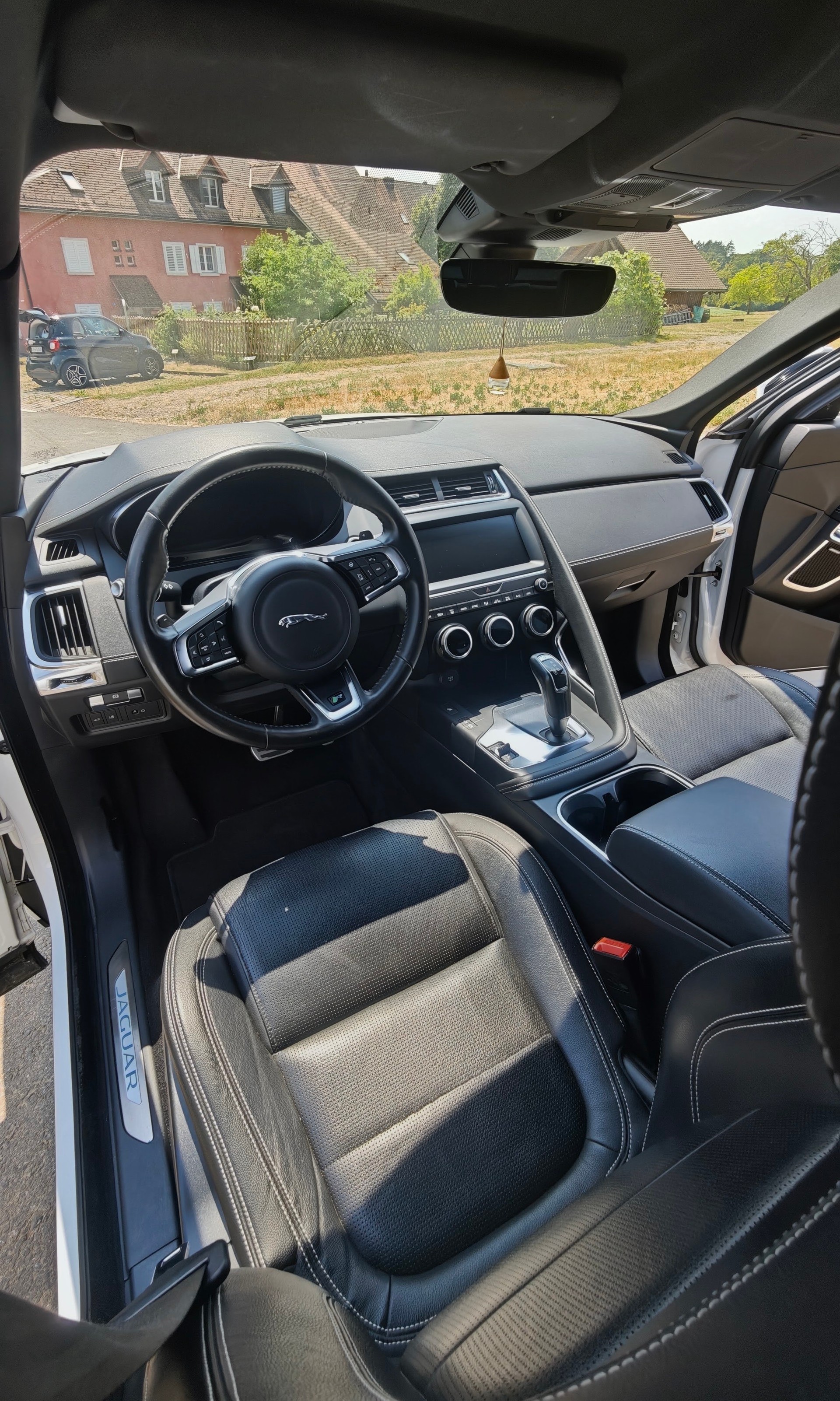 JAGUAR 2.0 D 180 R-Dynamic SE AWD-image-3