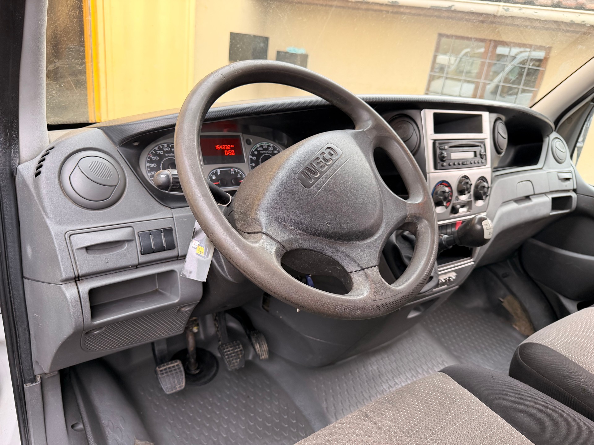 IVECO 35 C 15-image-4