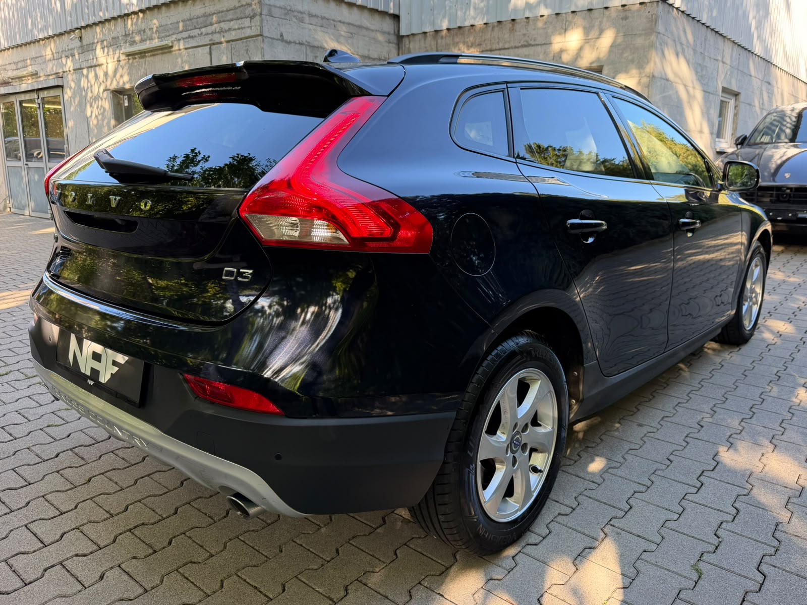VOLVO V40 Cross Country D3 Summum Geartronic-image-4