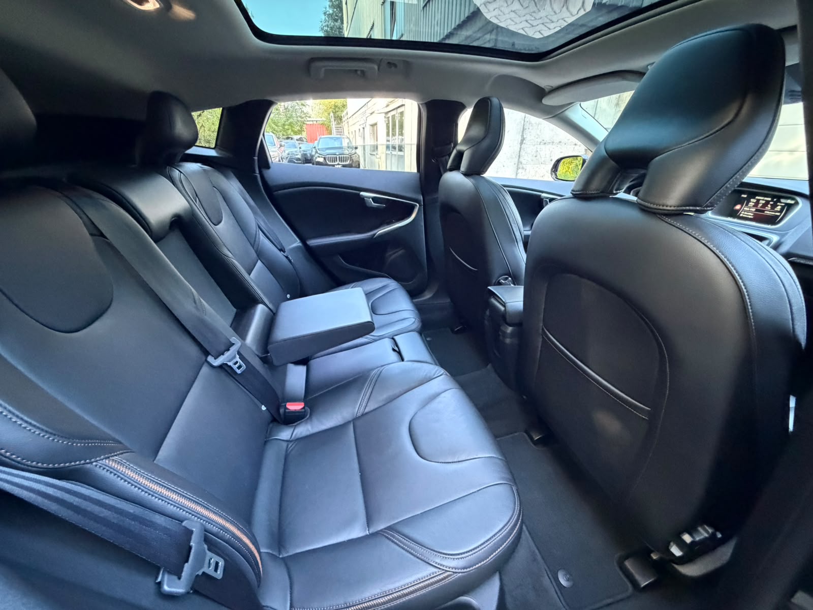 VOLVO V40 Cross Country D3 Summum Geartronic-image-14