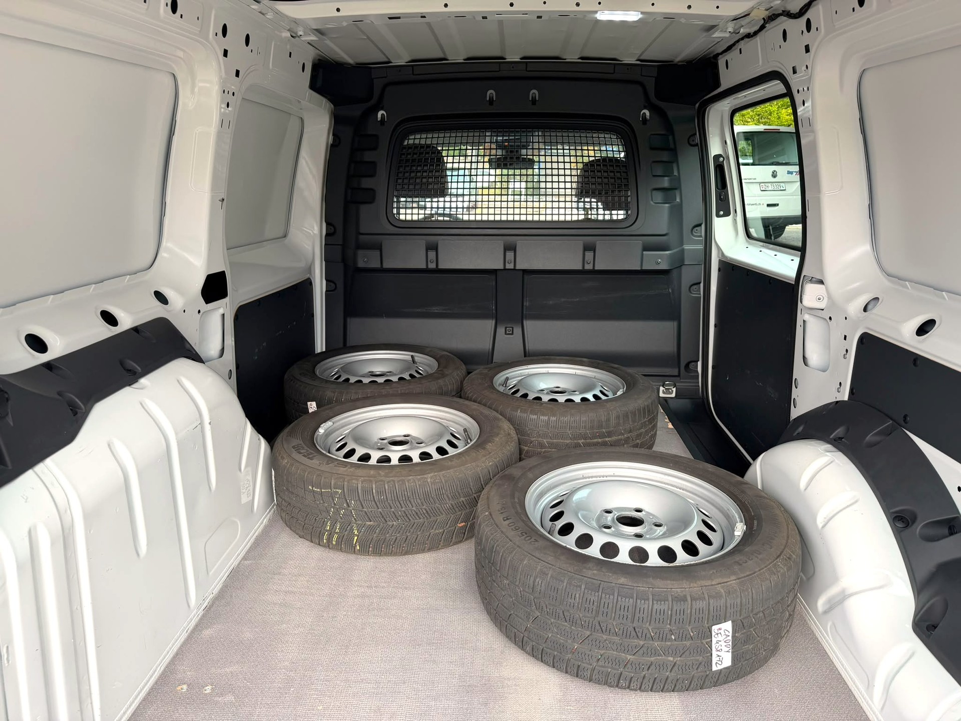 VW Caddy Cargo 2.0TDI Maxi-image-16