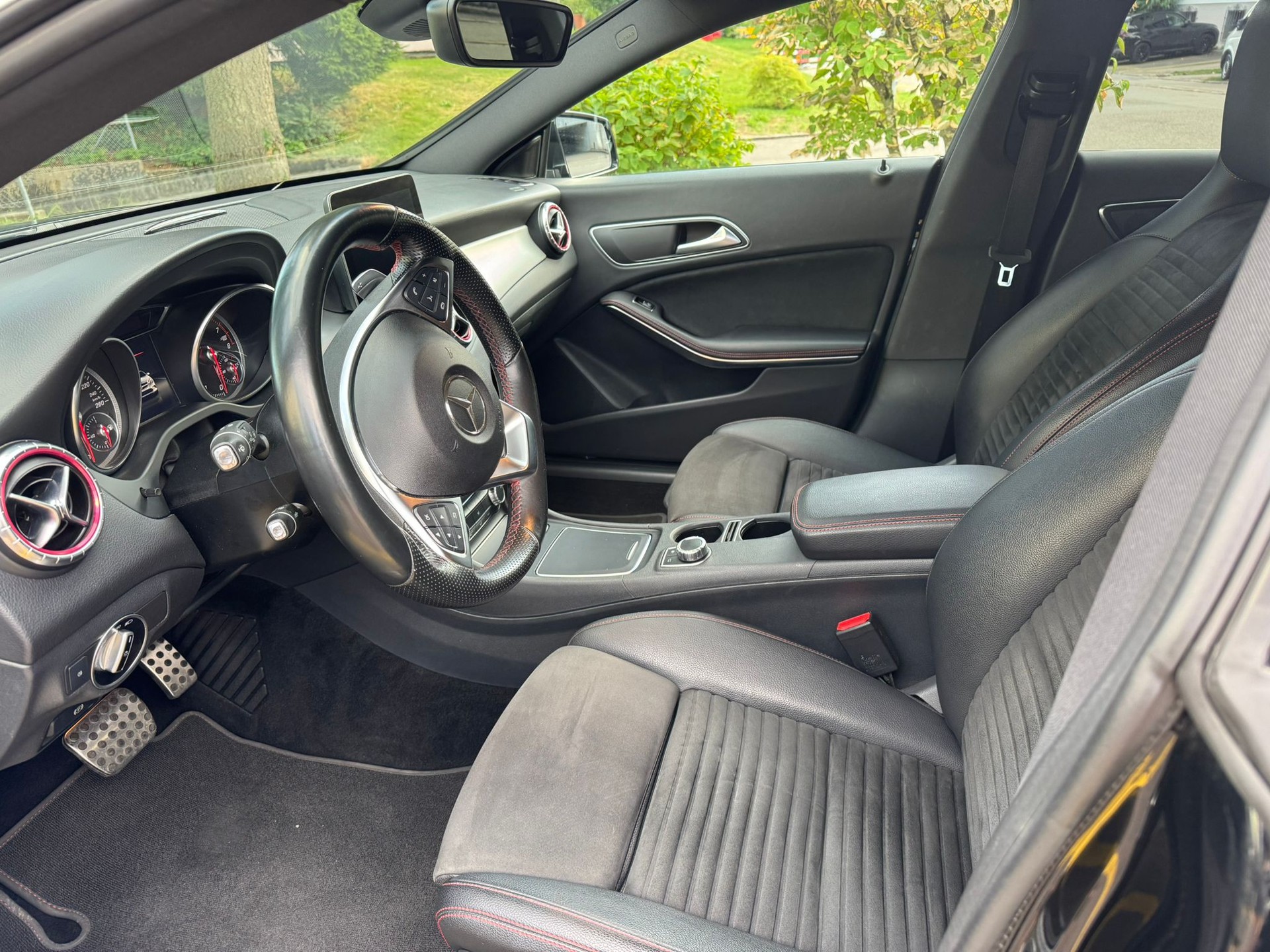 MERCEDES-BENZ CLA 250 AMG Line 4m-image-3