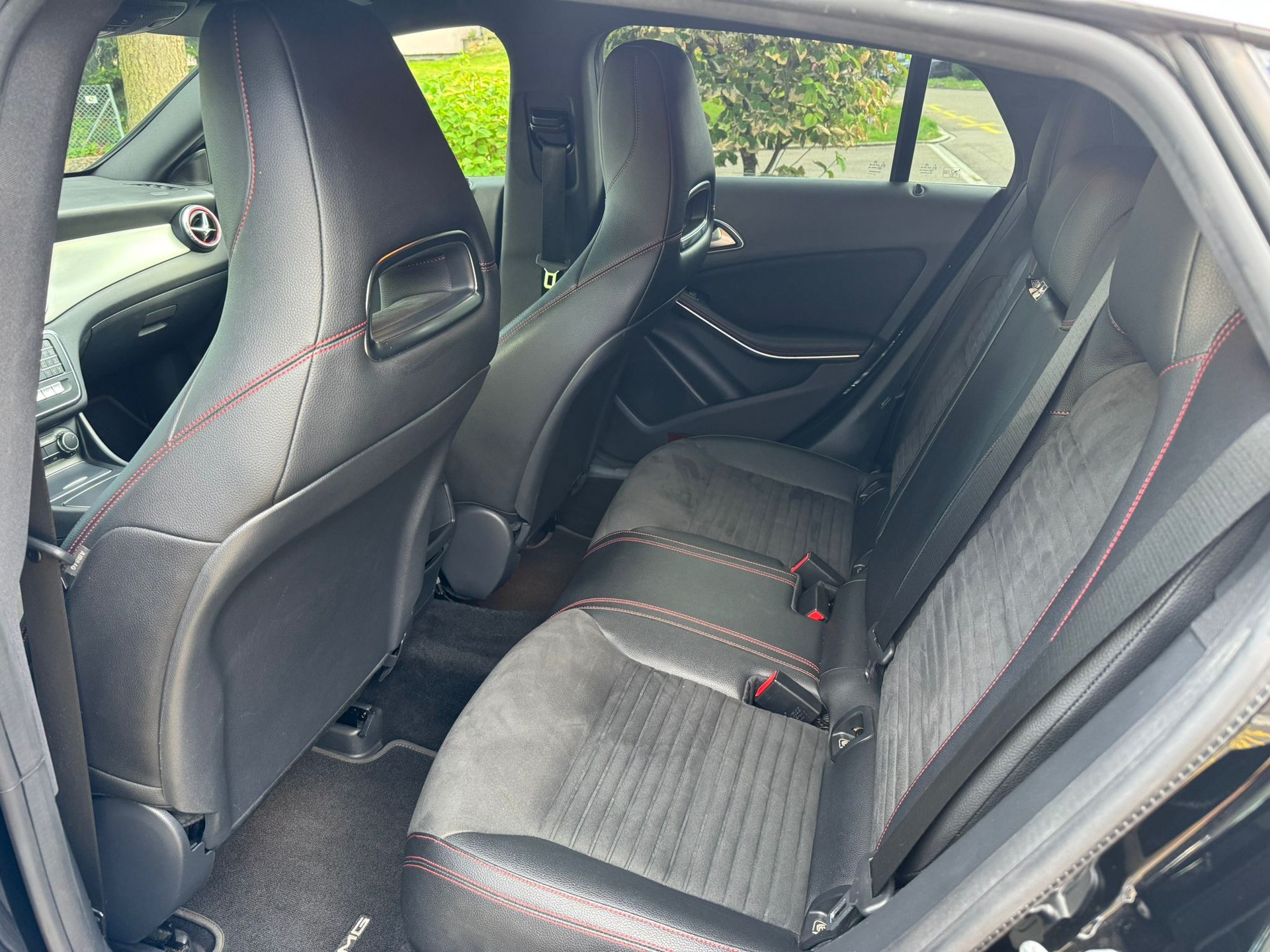 MERCEDES-BENZ CLA 250 AMG Line 4m-image-4