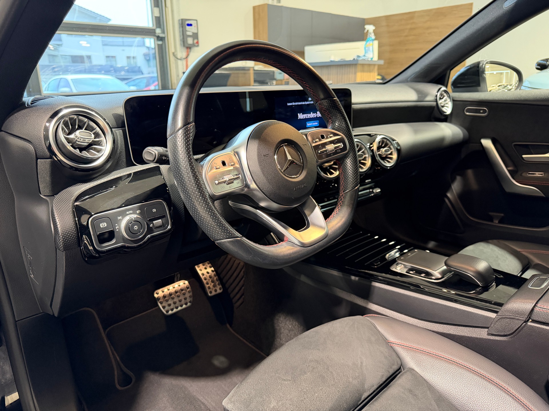 MERCEDES-BENZ A 250 AMG Line 7G-DCT-image-8
