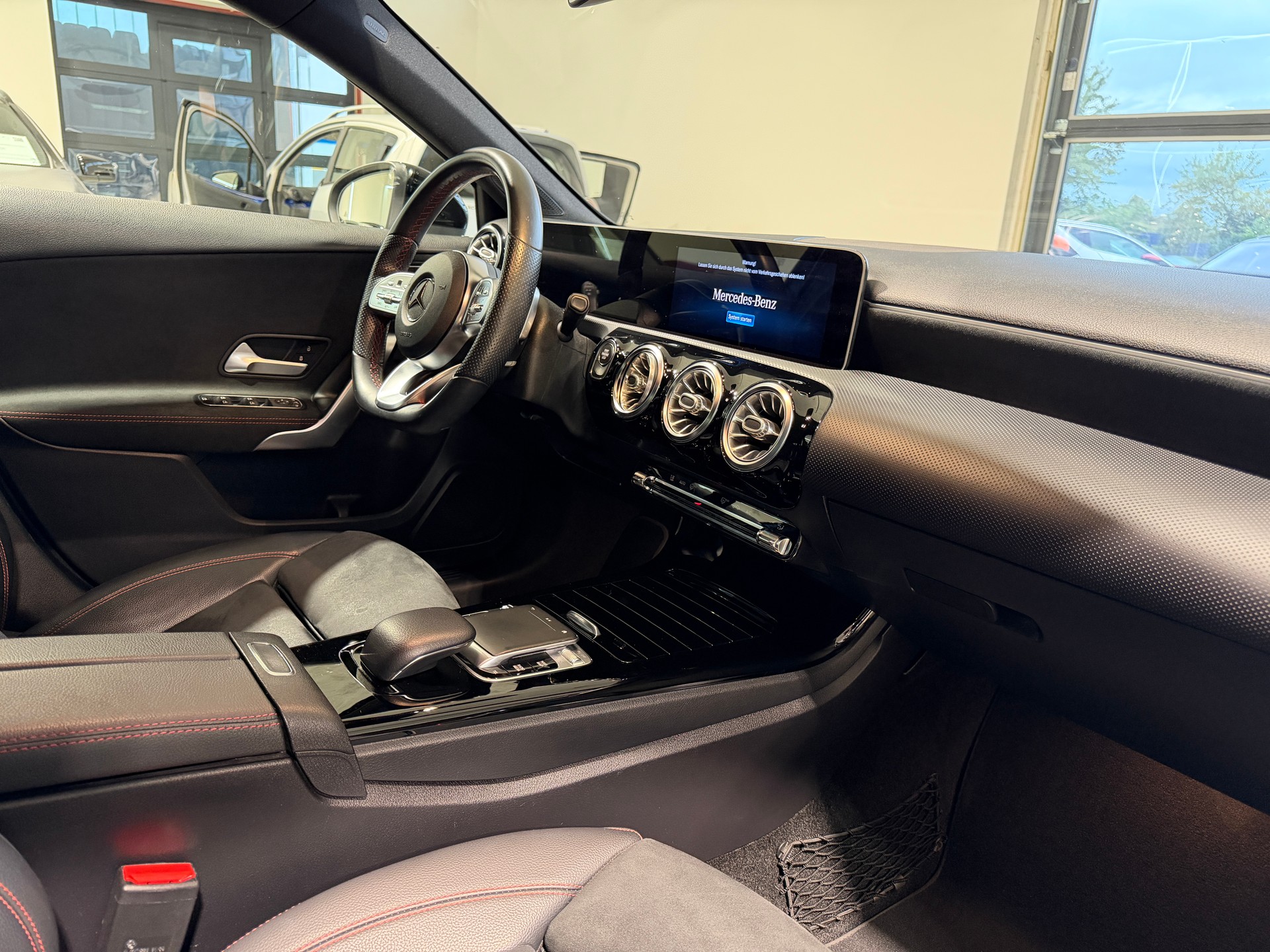 MERCEDES-BENZ A 250 AMG Line 7G-DCT-image-13