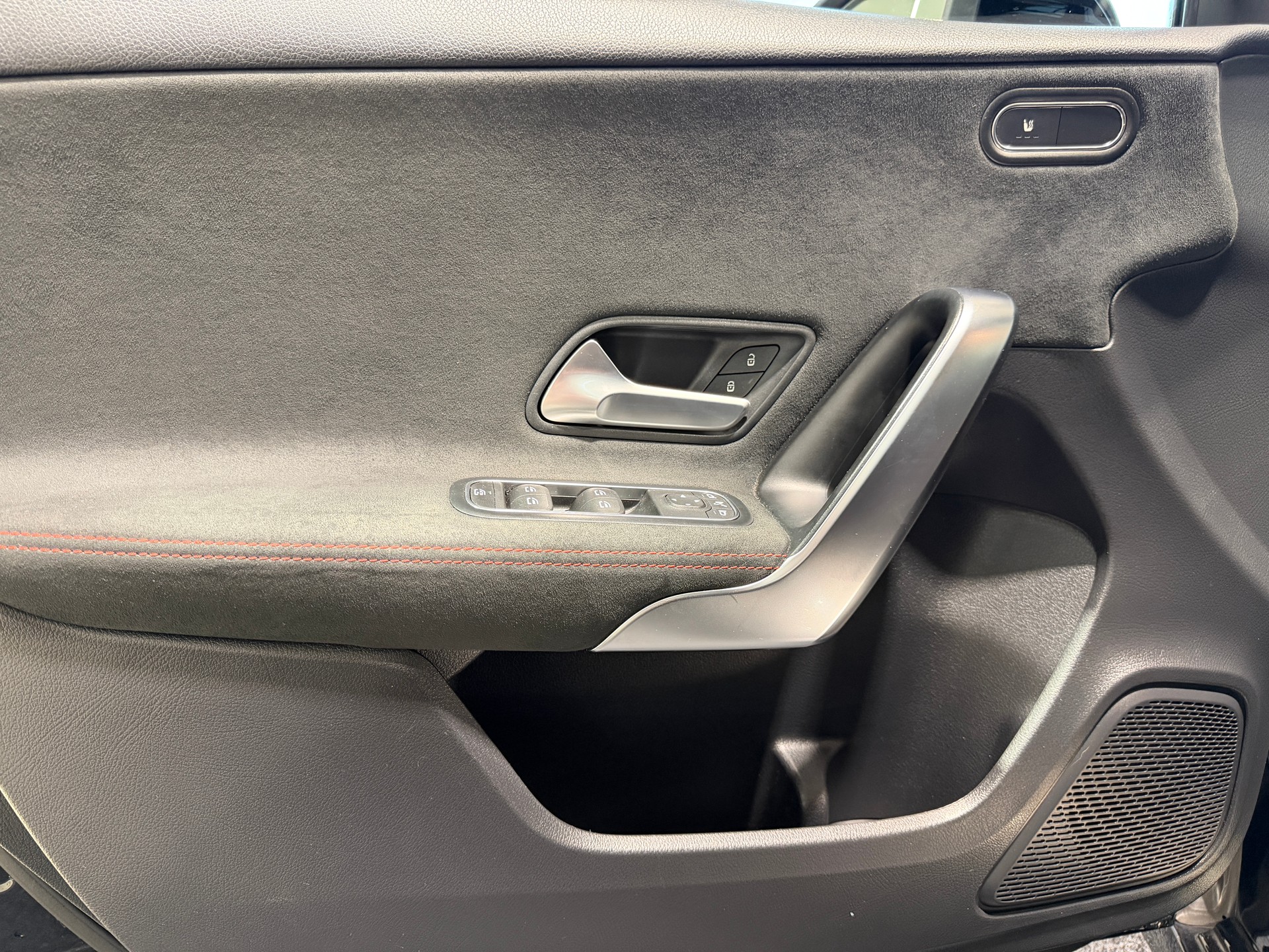 MERCEDES-BENZ A 250 AMG Line 7G-DCT-image-9