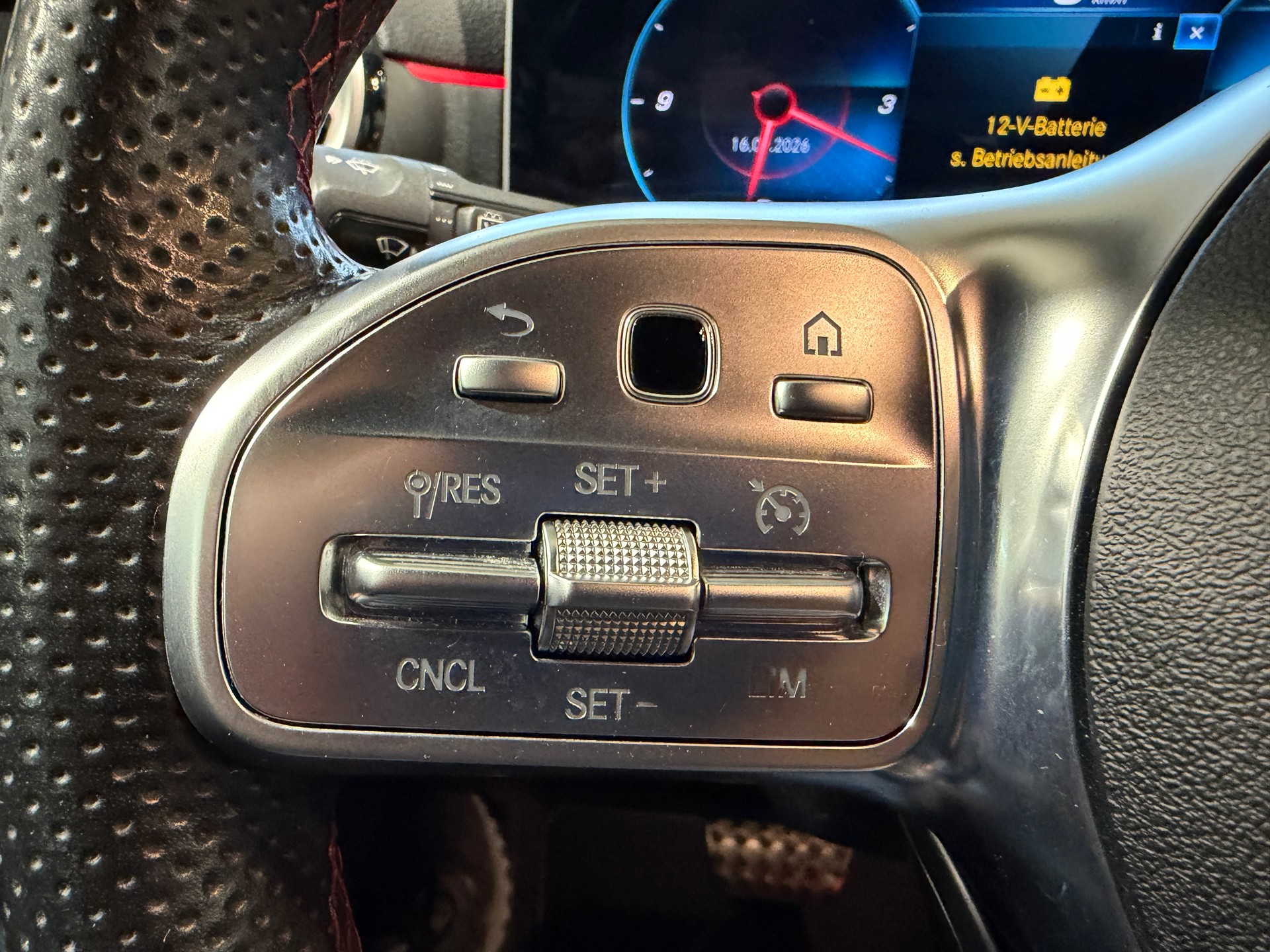 MERCEDES-BENZ A 250 AMG Line 7G-DCT-image-21