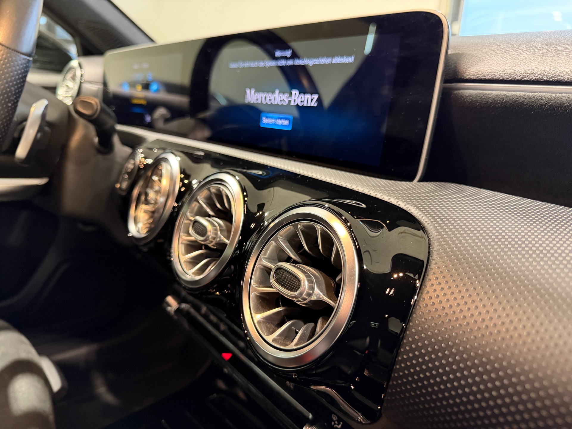MERCEDES-BENZ A 250 AMG Line 7G-DCT-image-19