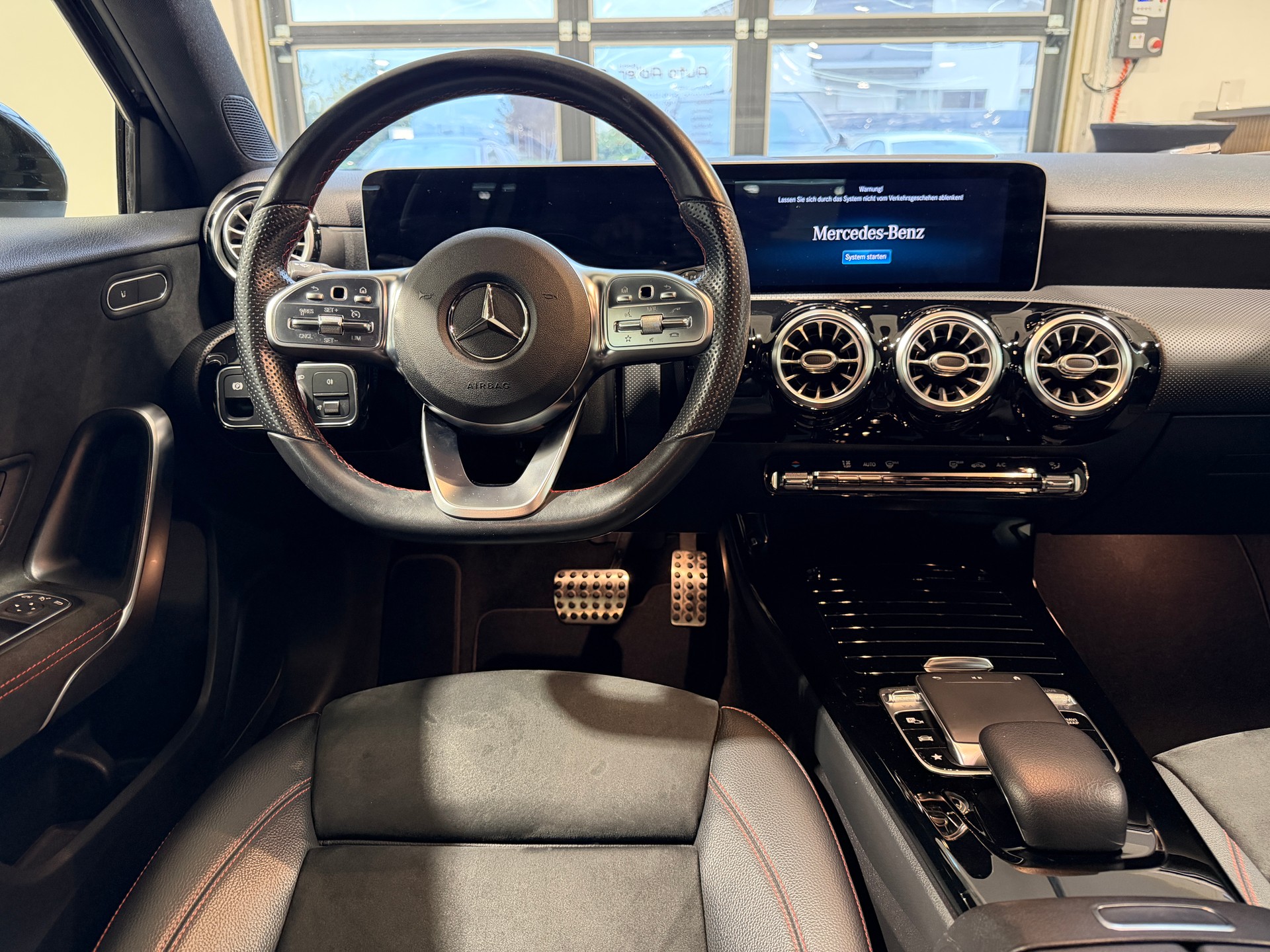MERCEDES-BENZ A 250 AMG Line 7G-DCT-image-16