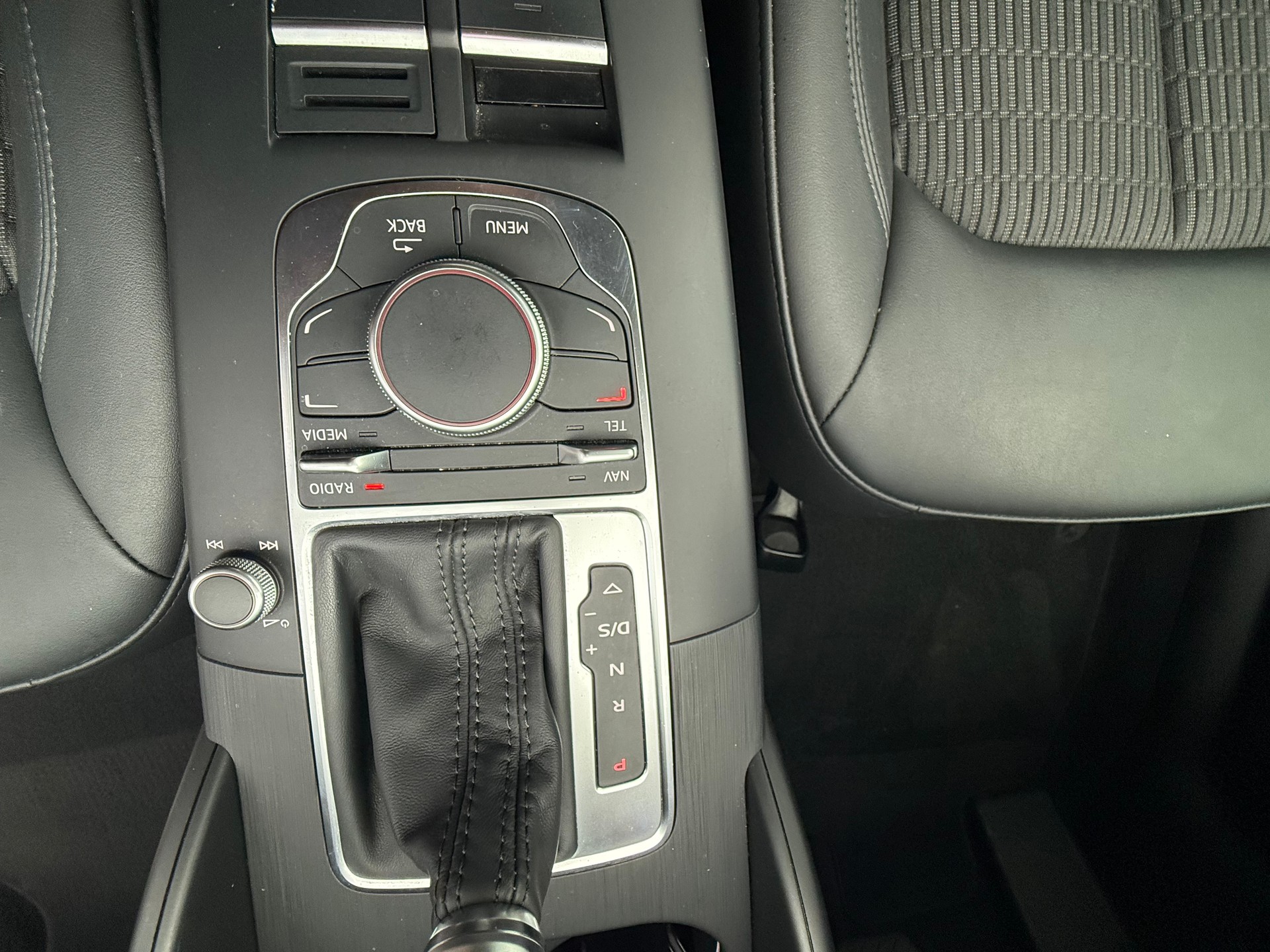 AUDI A3 Sportback 1.8 TFSI Ambiente quattro S-tronic-image-9