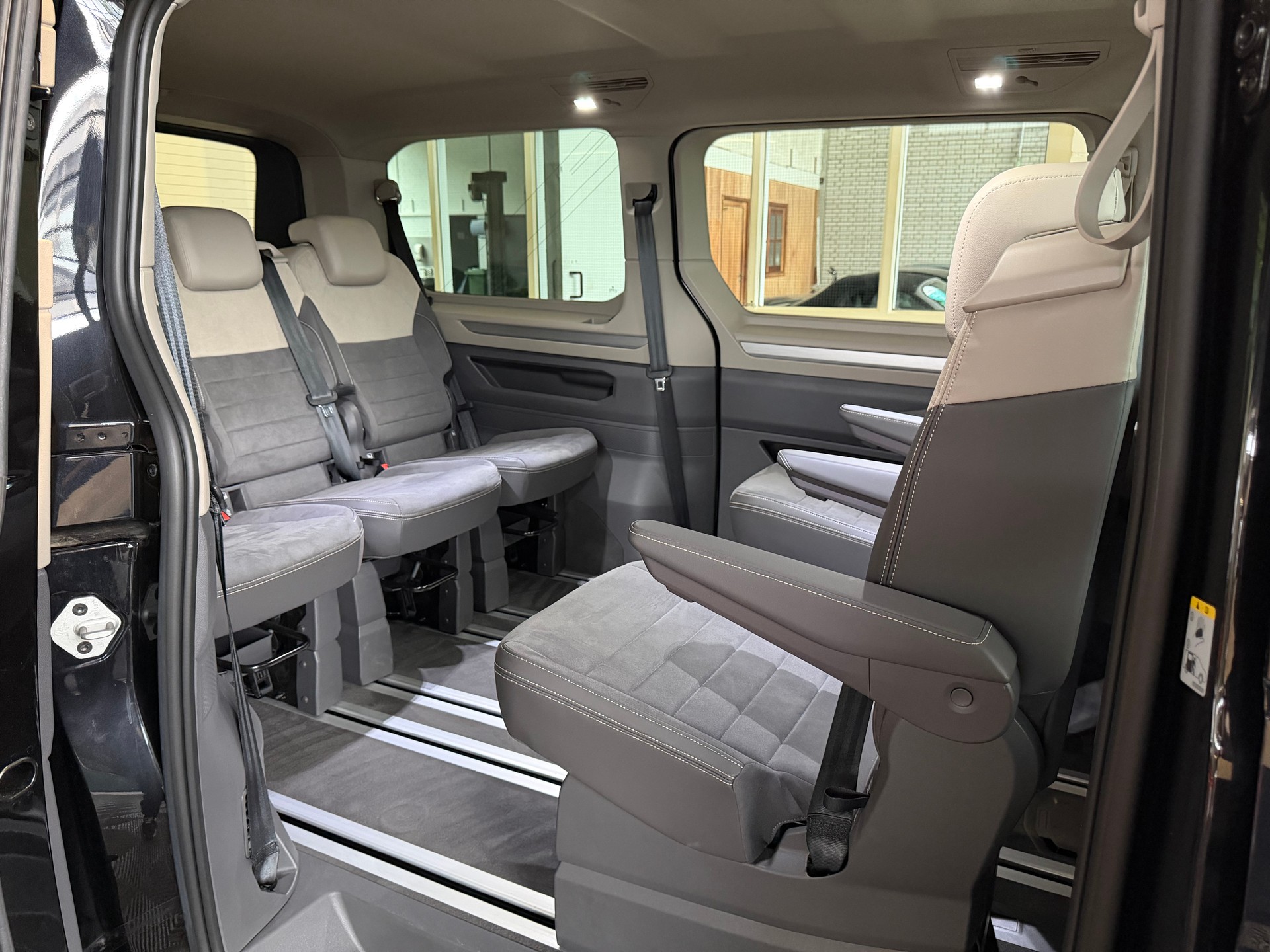 VW Multivan 2.0 TDI Life DSG Lang * LEDER ALCANTARA 7 SITZE *-image-8