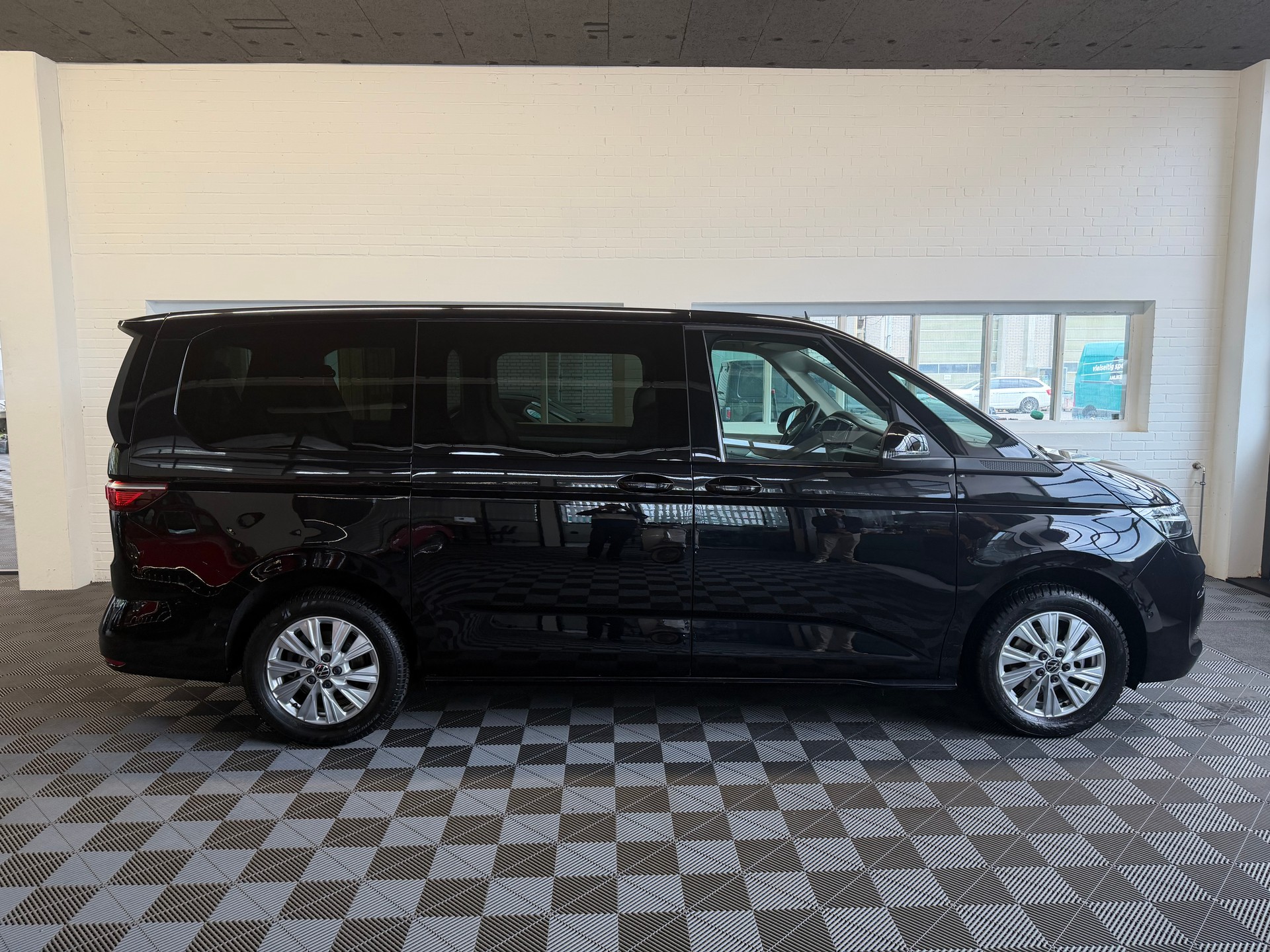 VW Multivan 2.0 TDI Life DSG Lang * LEDER ALCANTARA 7 SITZE *-image-1