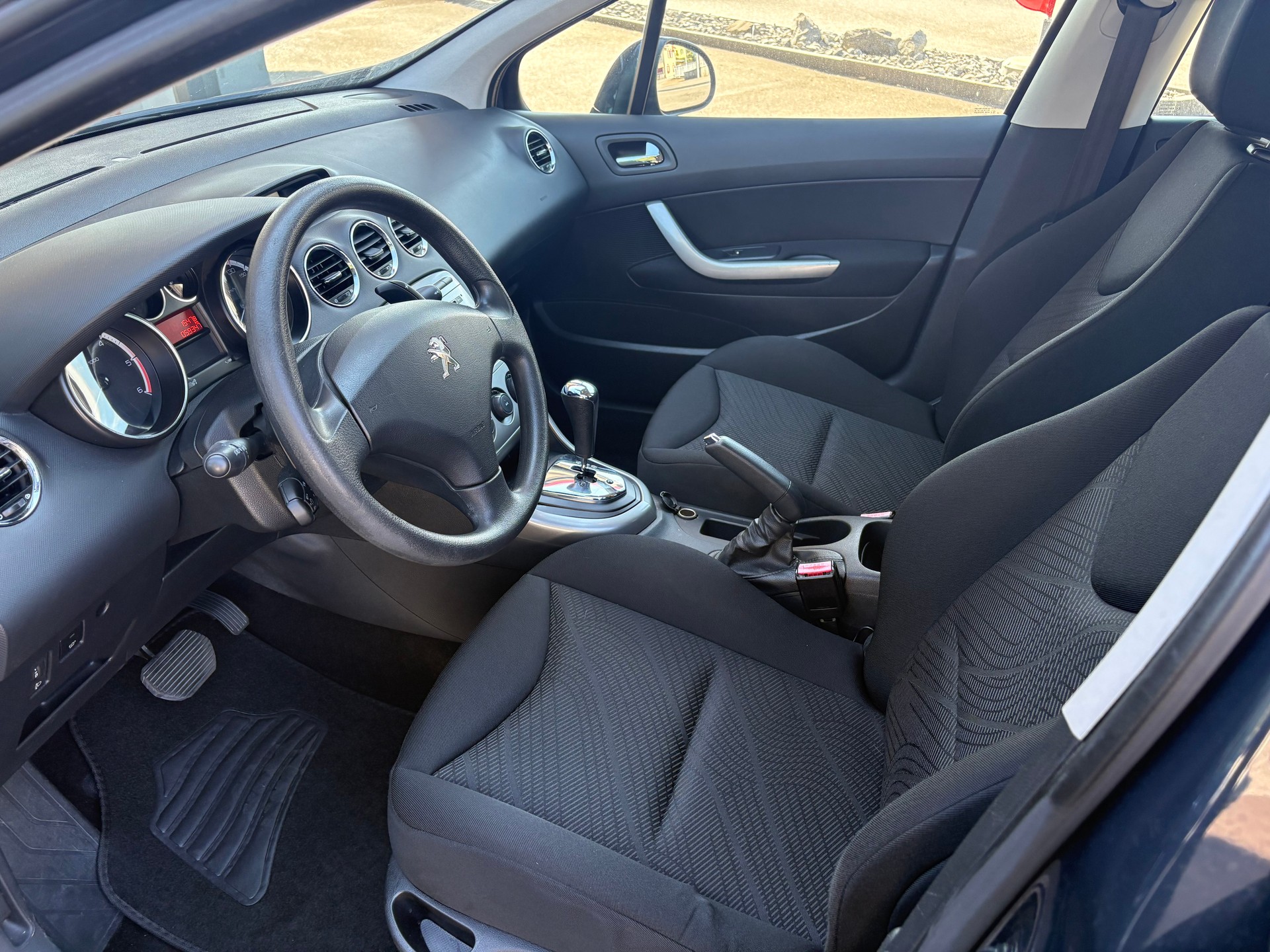 PEUGEOT 308 BR 1.6 HDi SST-image-6