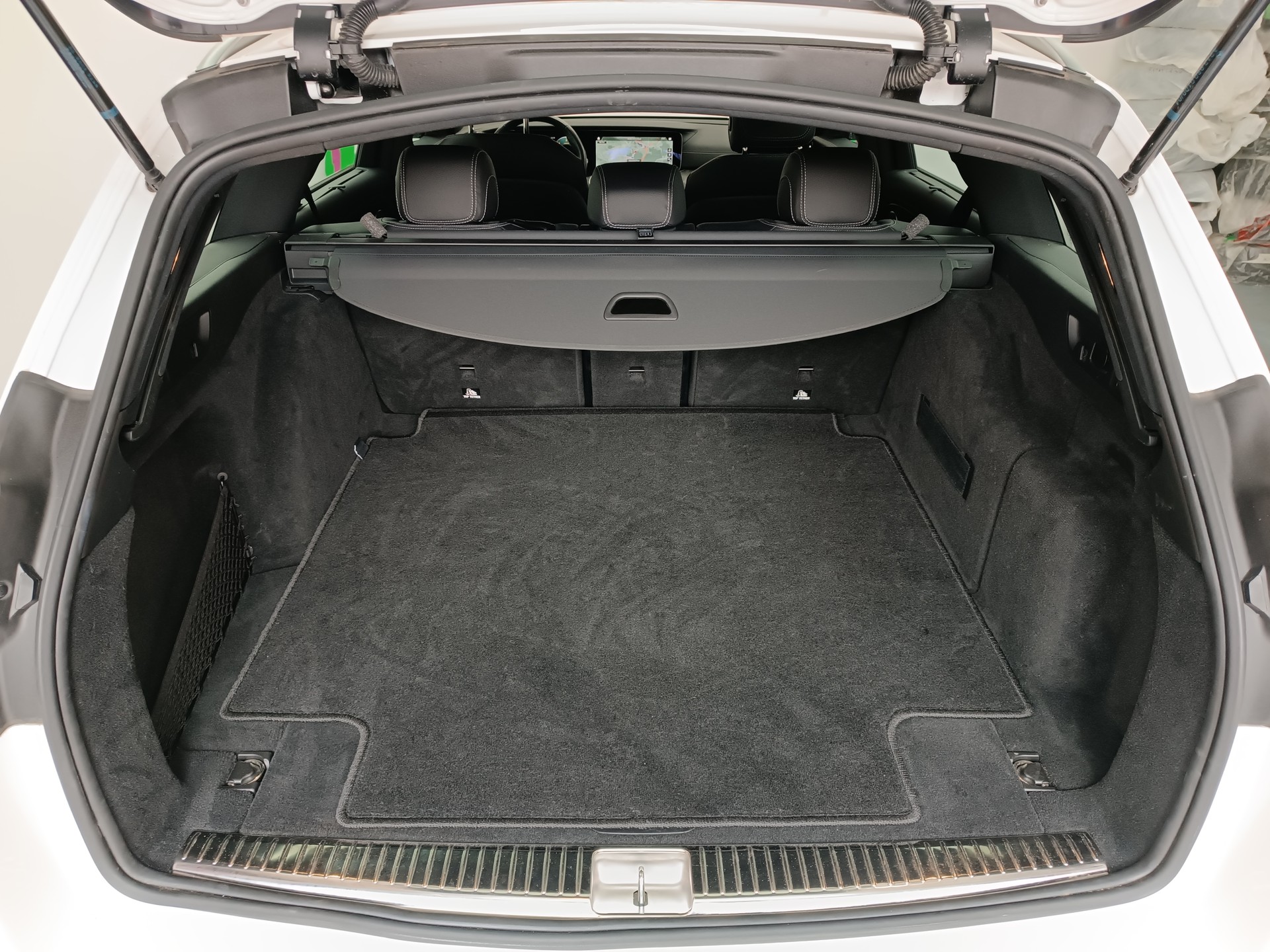 MERCEDES-BENZ E 220 d T 4Matic AMG Line 9G-Tronic-image-14
