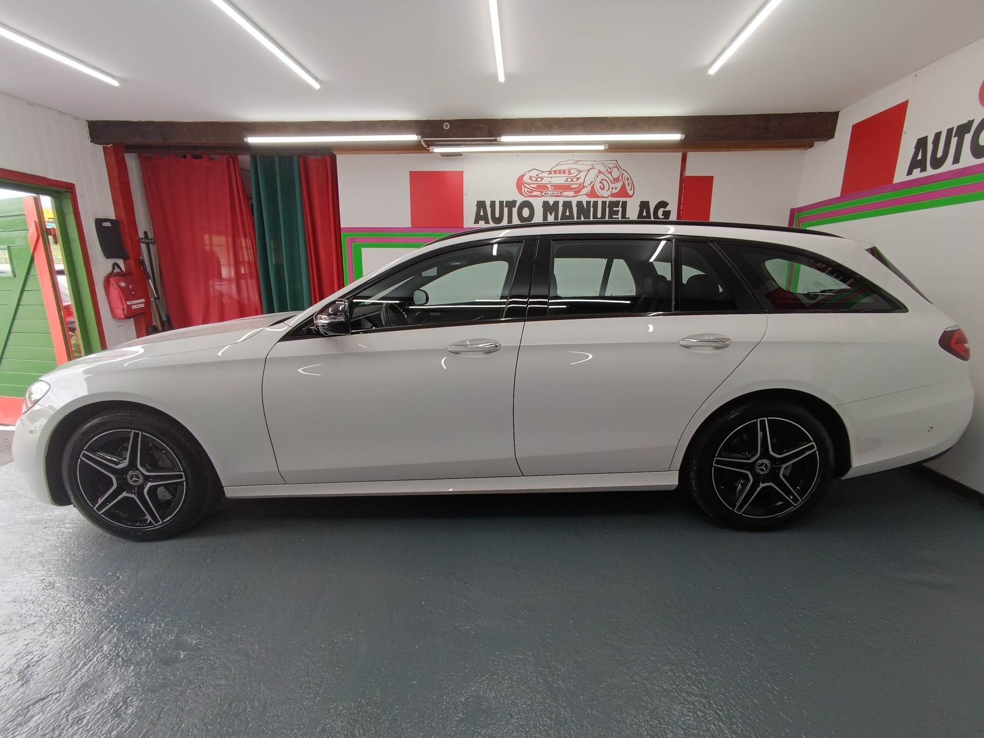 MERCEDES-BENZ E 220 d T 4Matic AMG Line 9G-Tronic-image-3