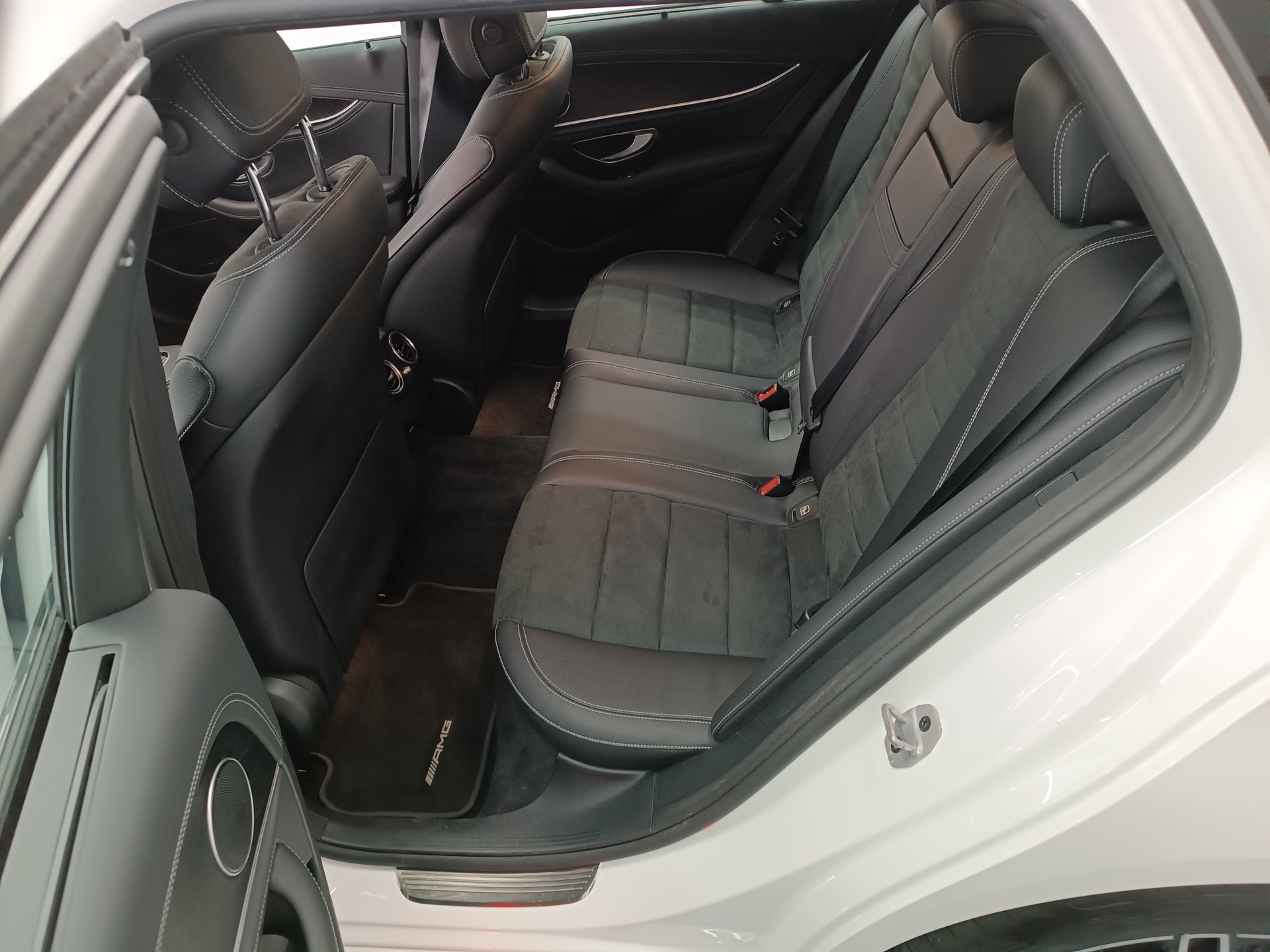 MERCEDES-BENZ E 220 d T 4Matic AMG Line 9G-Tronic-image-12