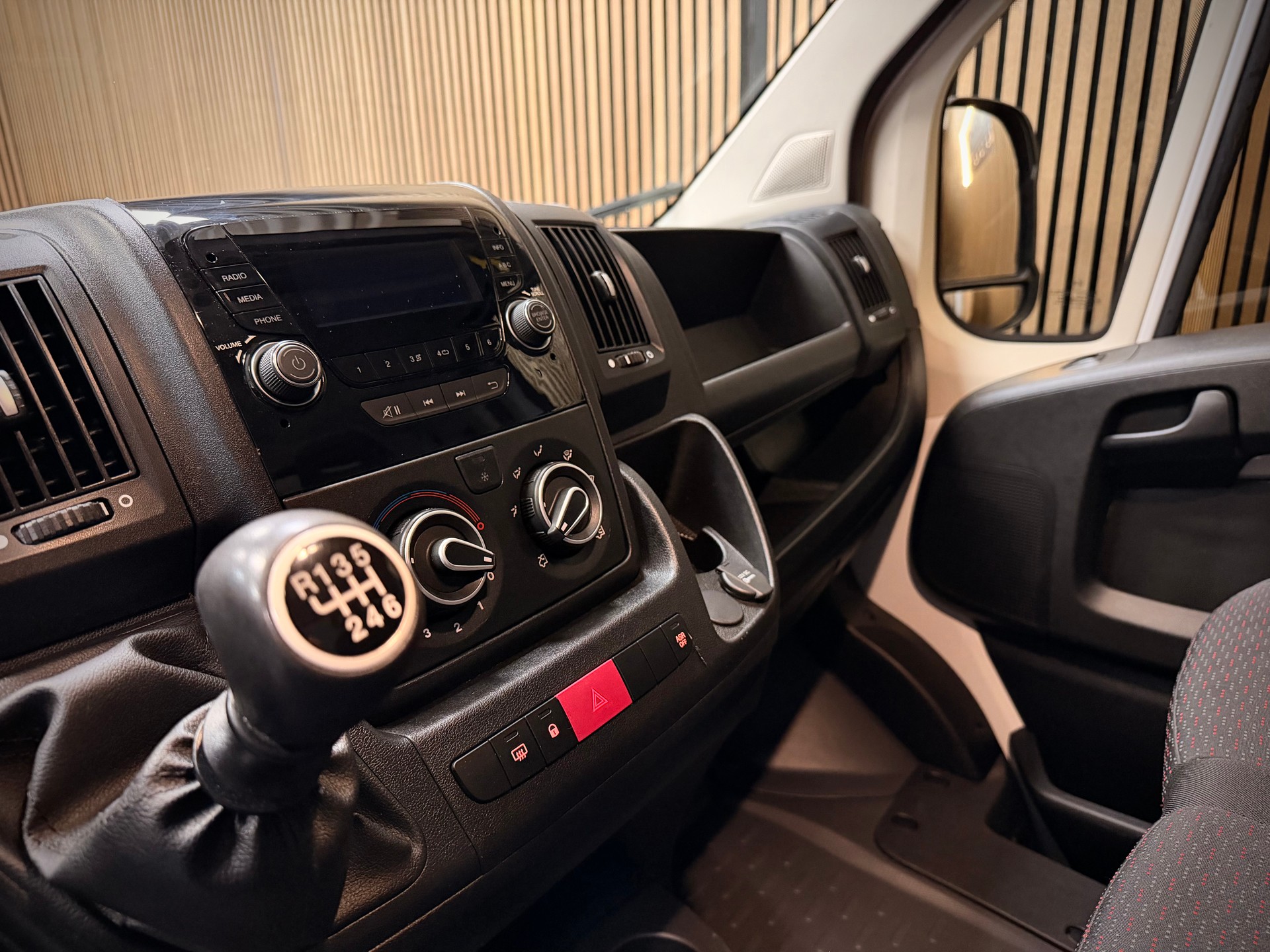 PEUGEOT Boxer 2.2 HDI 435 Pro L4-image-8