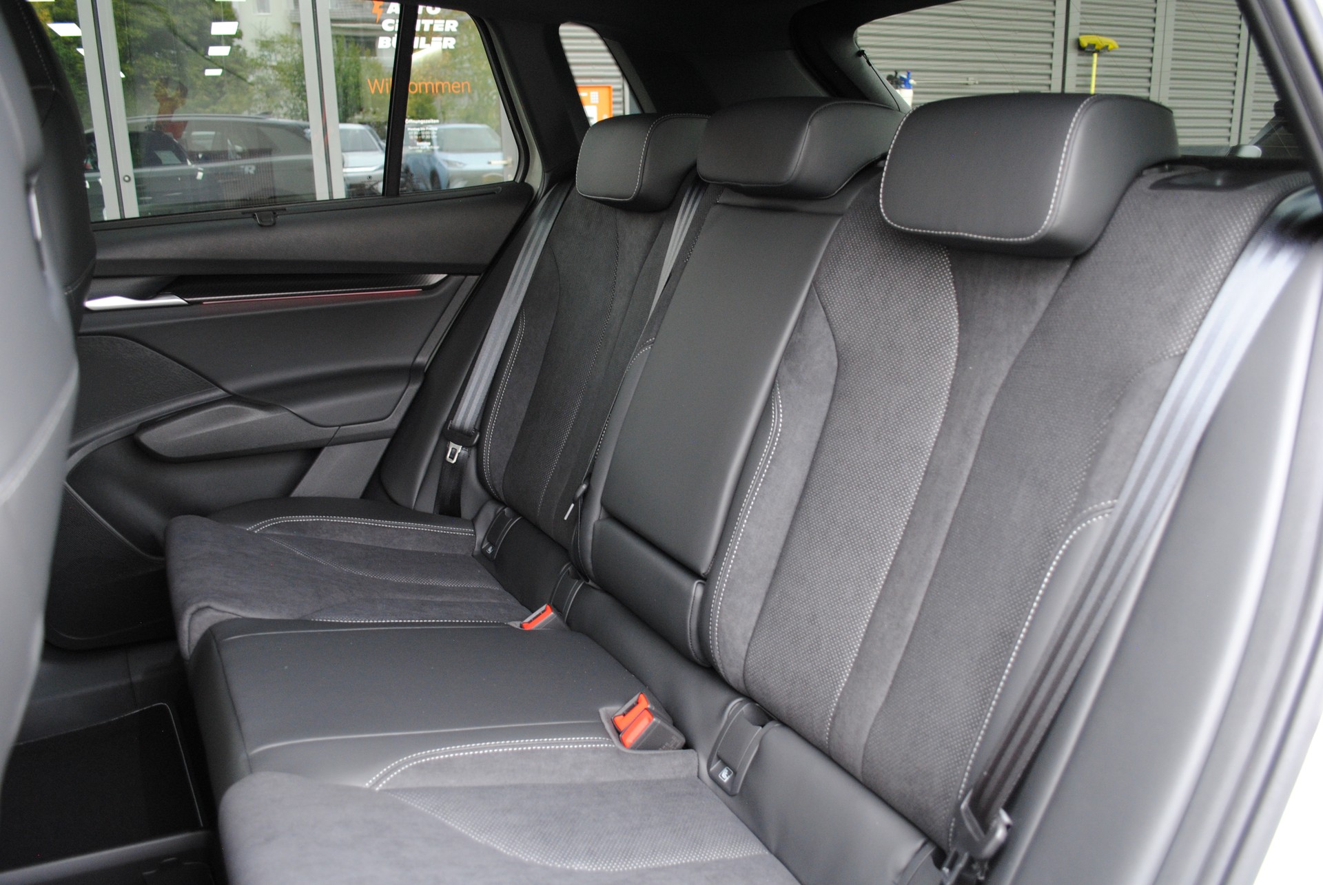 SKODA Elroq 85x Sportline 4x4-image-17