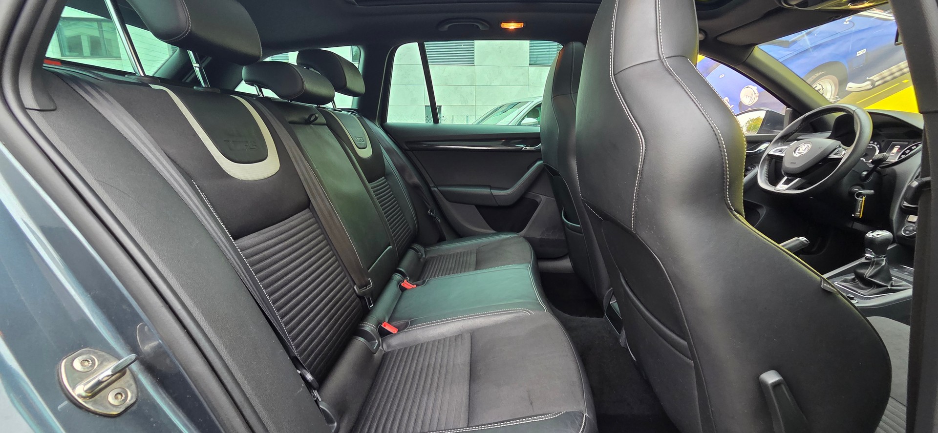 SKODA Octavia Combi 2.0 TDI RS-image-11