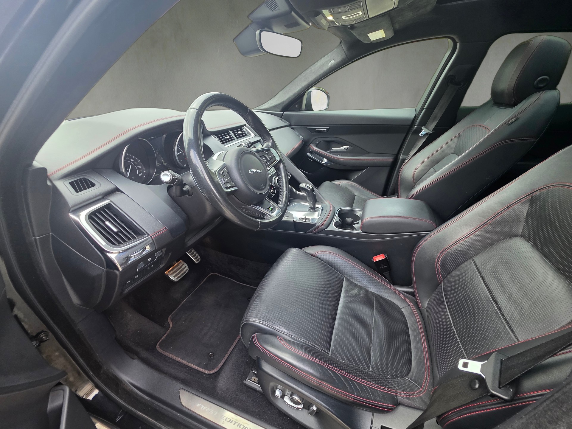 JAGUAR E-Pace 2.0d D180 First Edition AWD Automatik-image-11