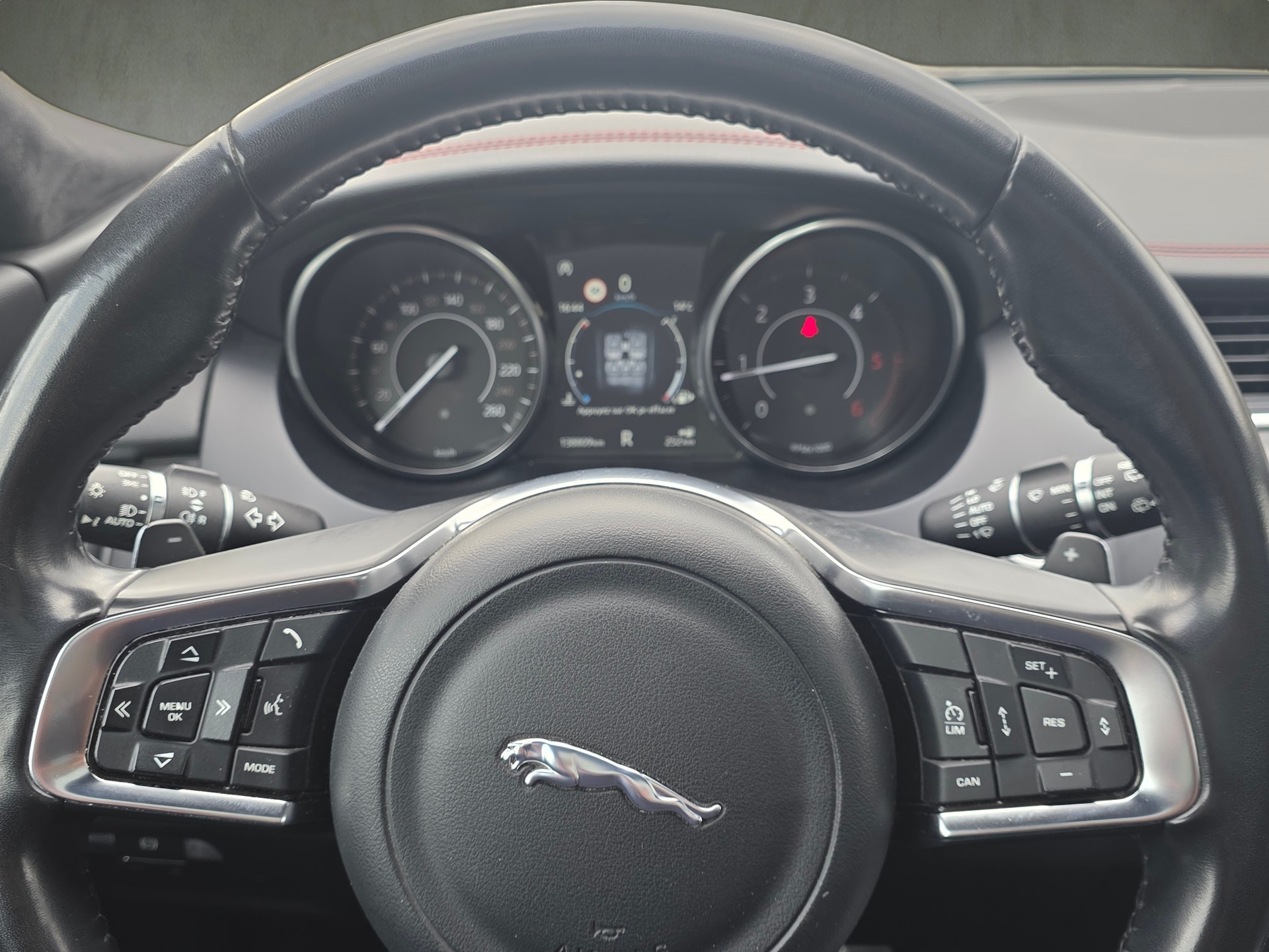 JAGUAR E-Pace 2.0d D180 First Edition AWD Automatik-image-15