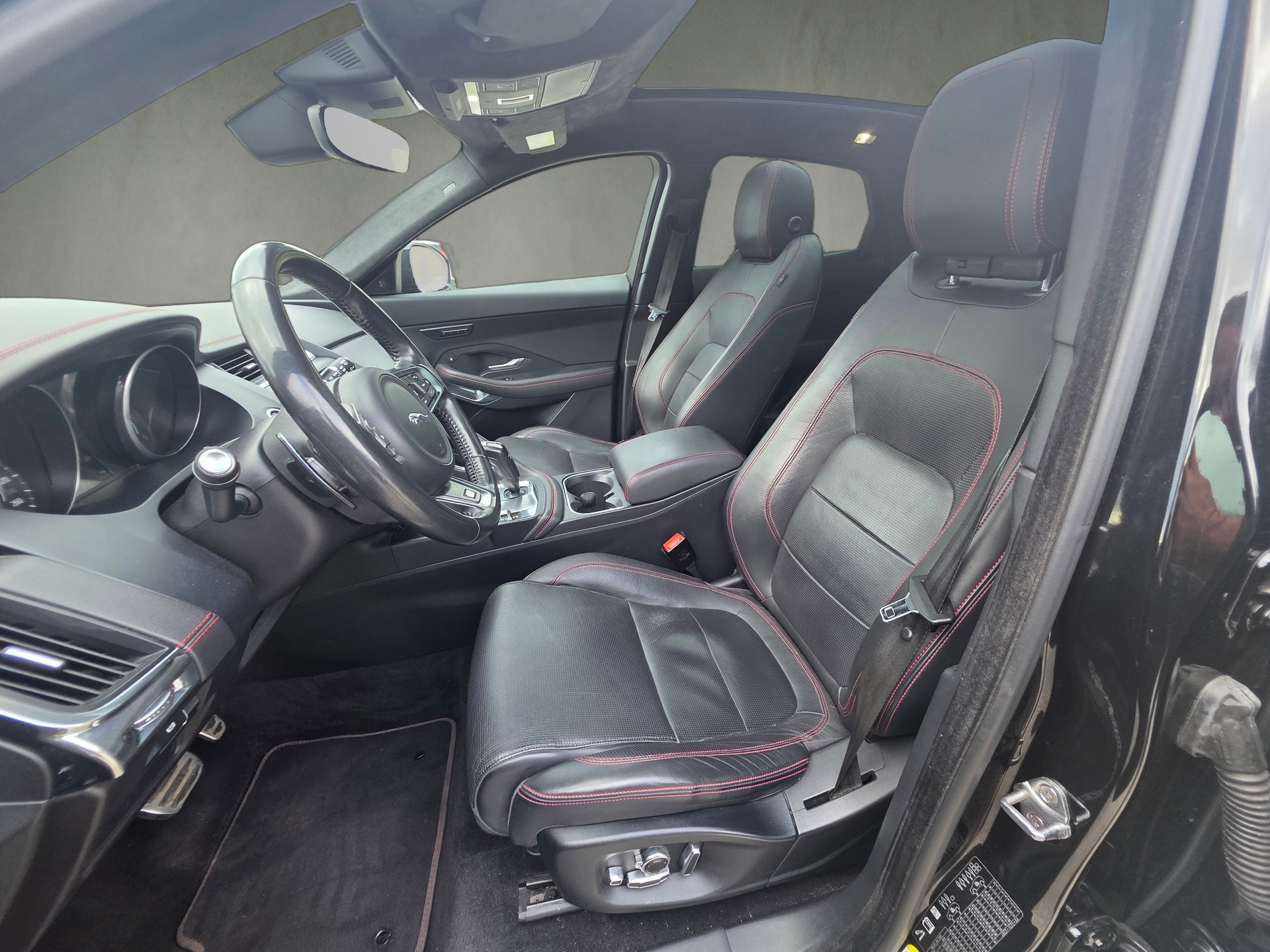 JAGUAR E-Pace 2.0d D180 First Edition AWD Automatik-image-12