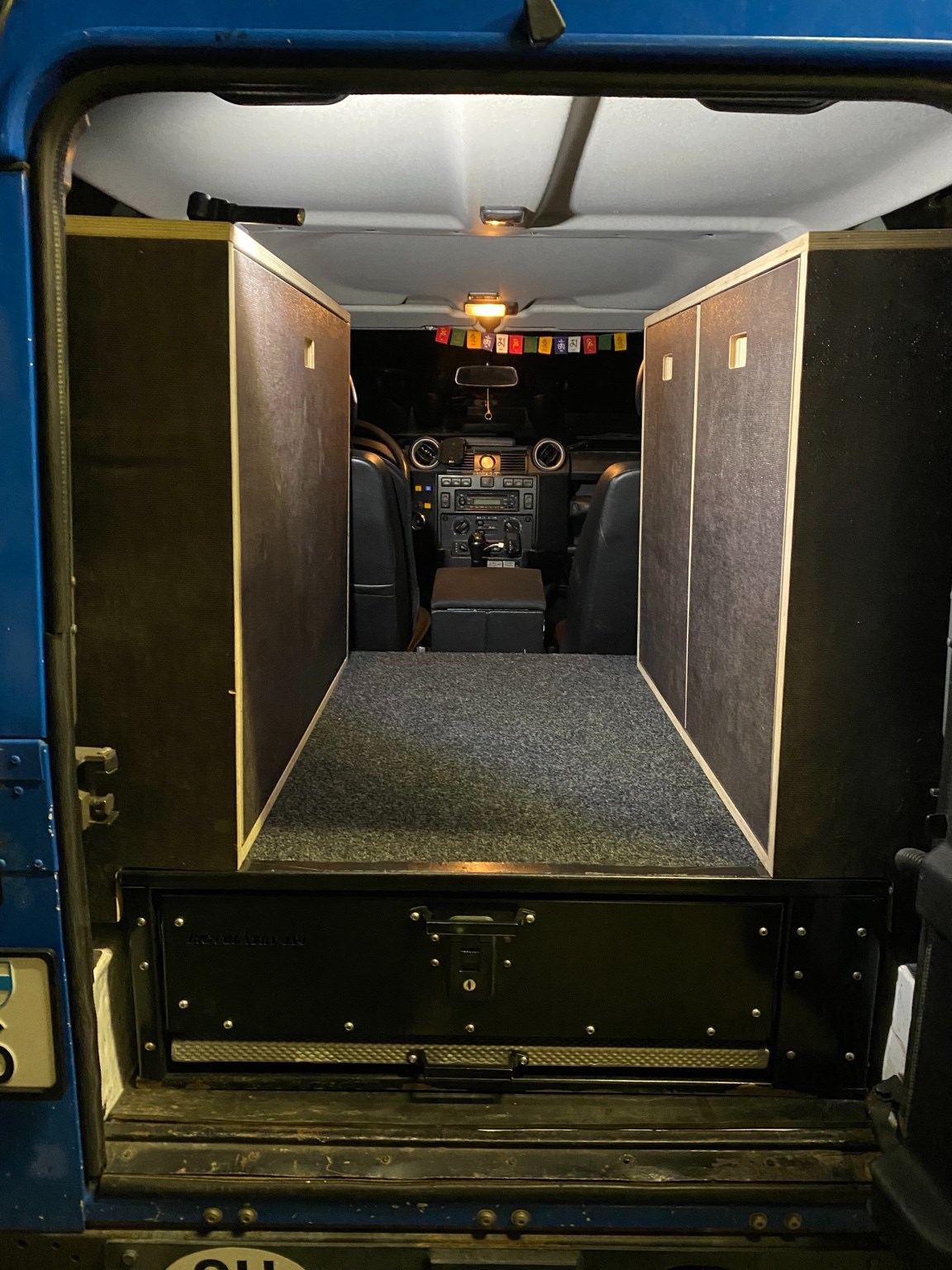 LAND ROVER Defender 90 2.2 TD4 Station Wagon-image-2