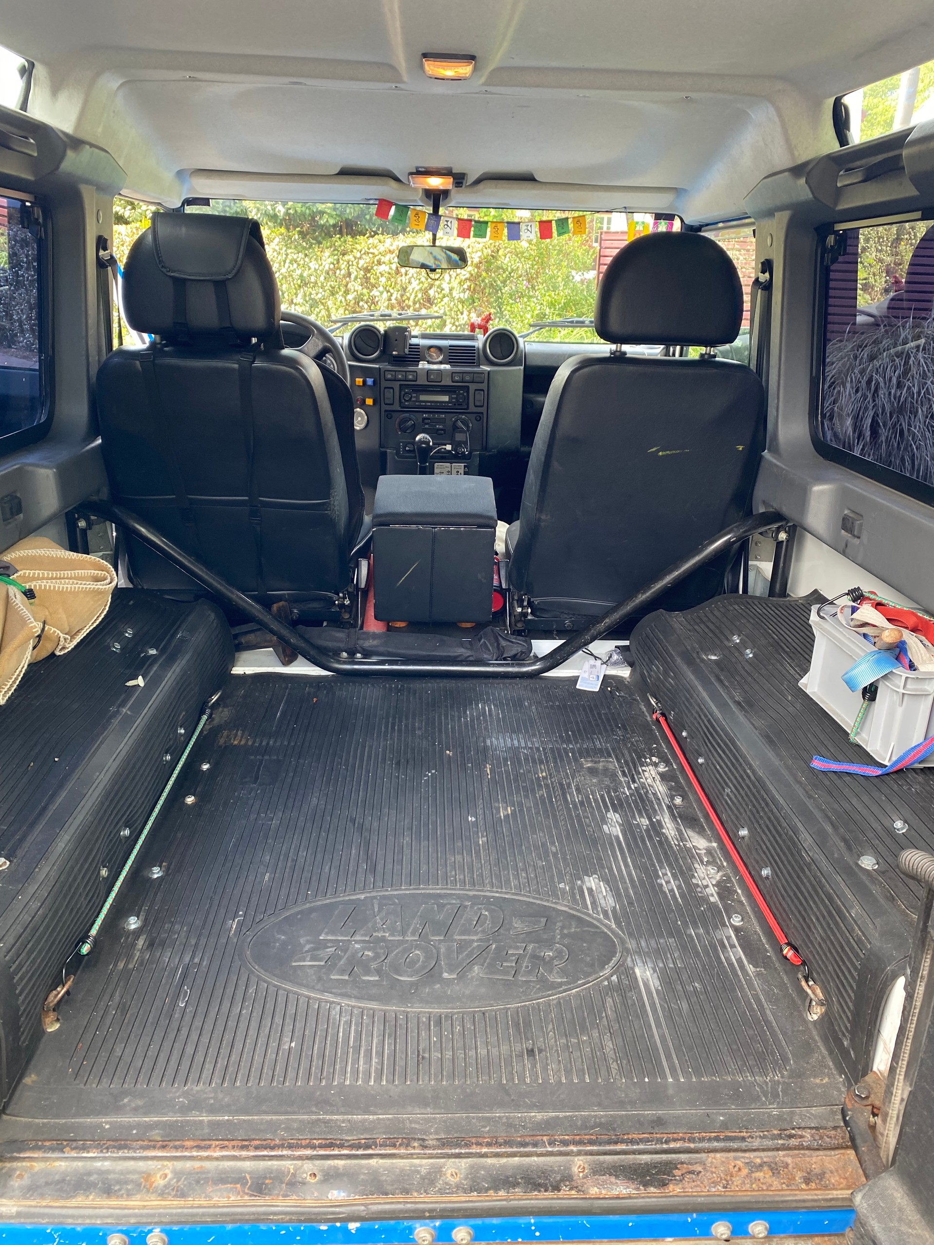 LAND ROVER Defender 90 2.2 TD4 Station Wagon-image-5