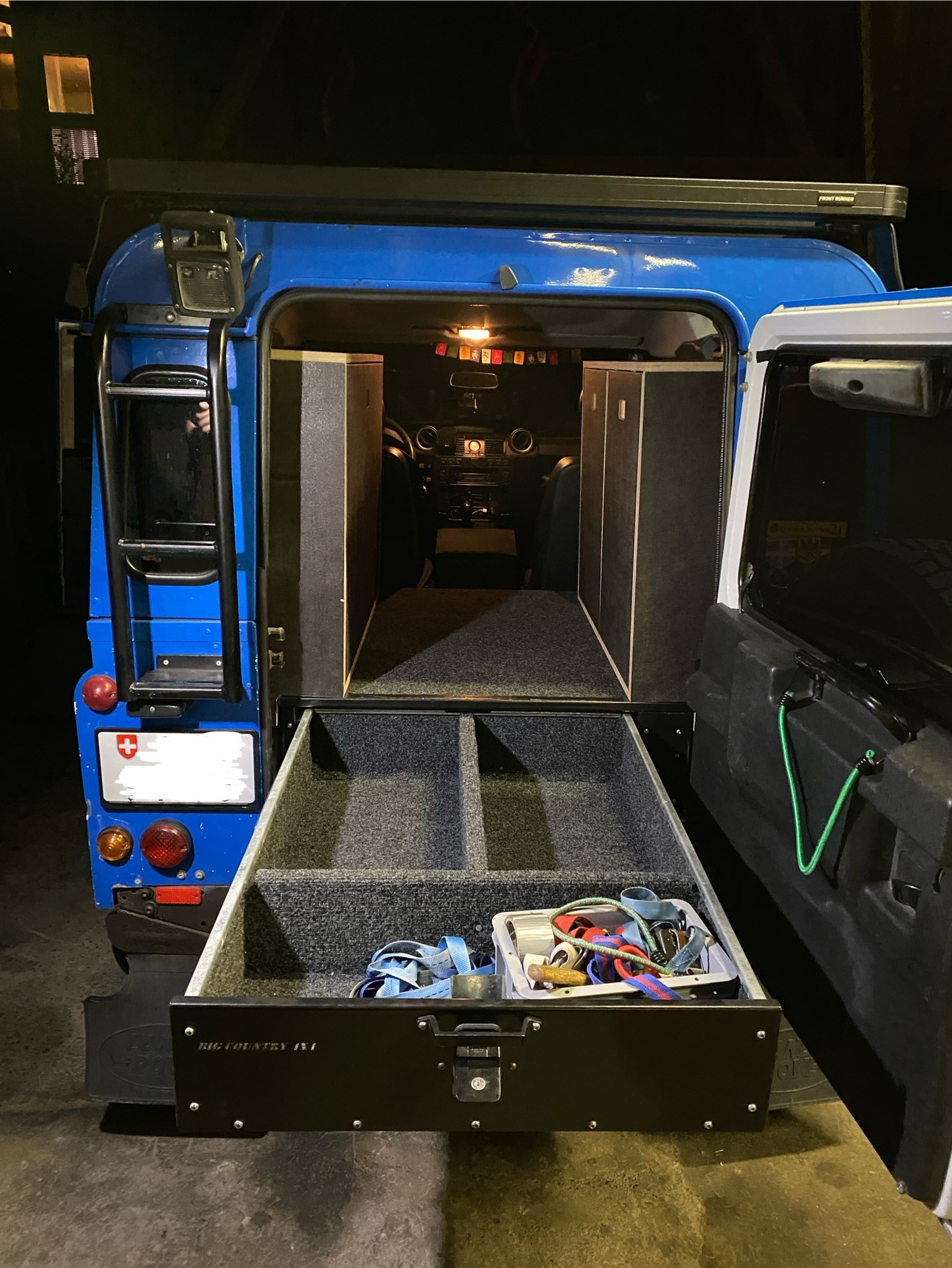 LAND ROVER Defender 90 2.2 TD4 Station Wagon-image-10
