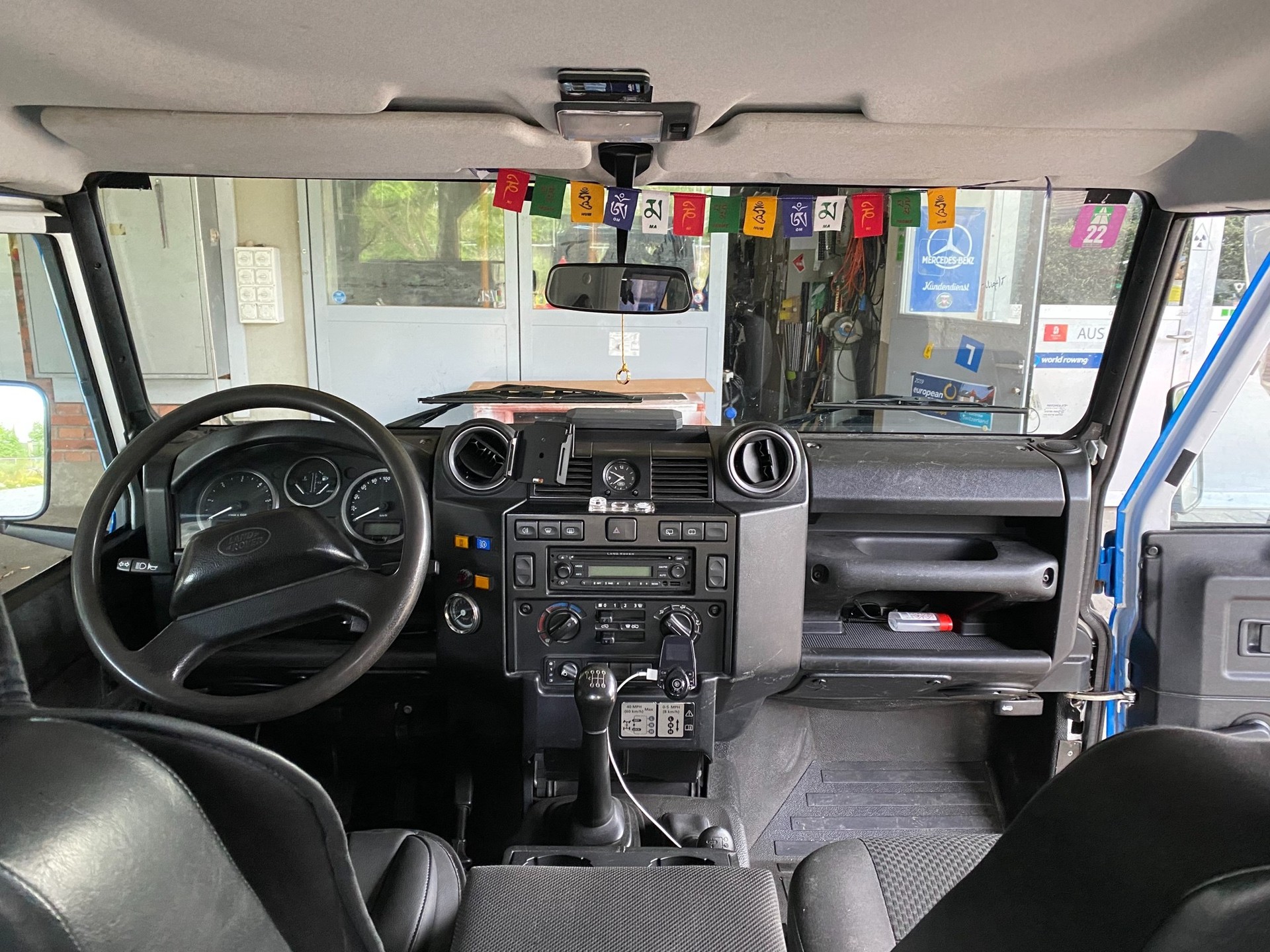 LAND ROVER Defender 90 2.2 TD4 Station Wagon-image-3