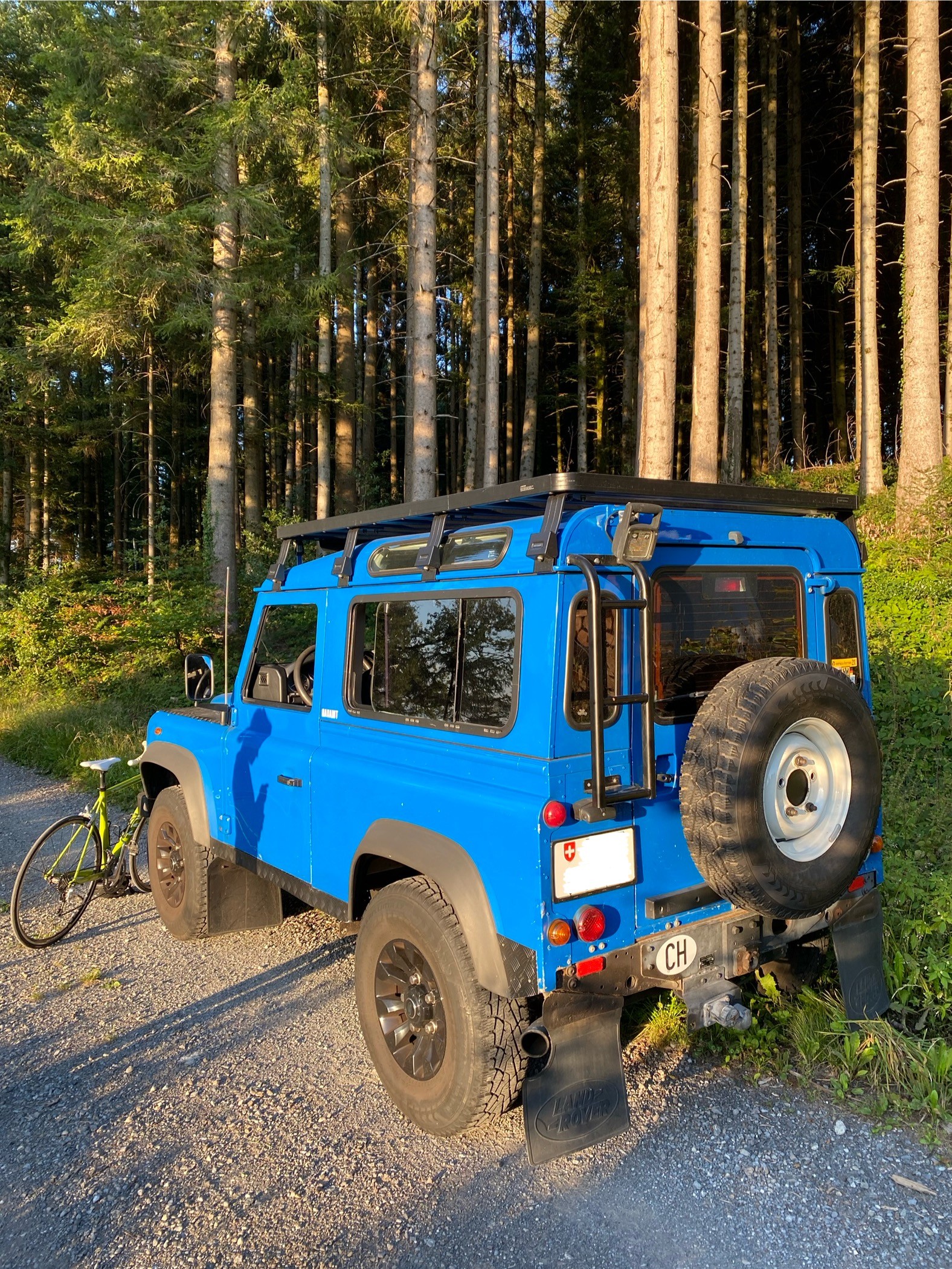 LAND ROVER Defender 90 2.2 TD4 Station Wagon-image-12
