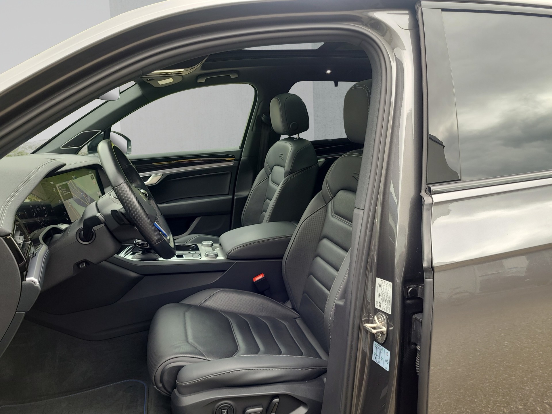VW Touareg 3.0 TSI eHybrid R Tiptronic-image-5