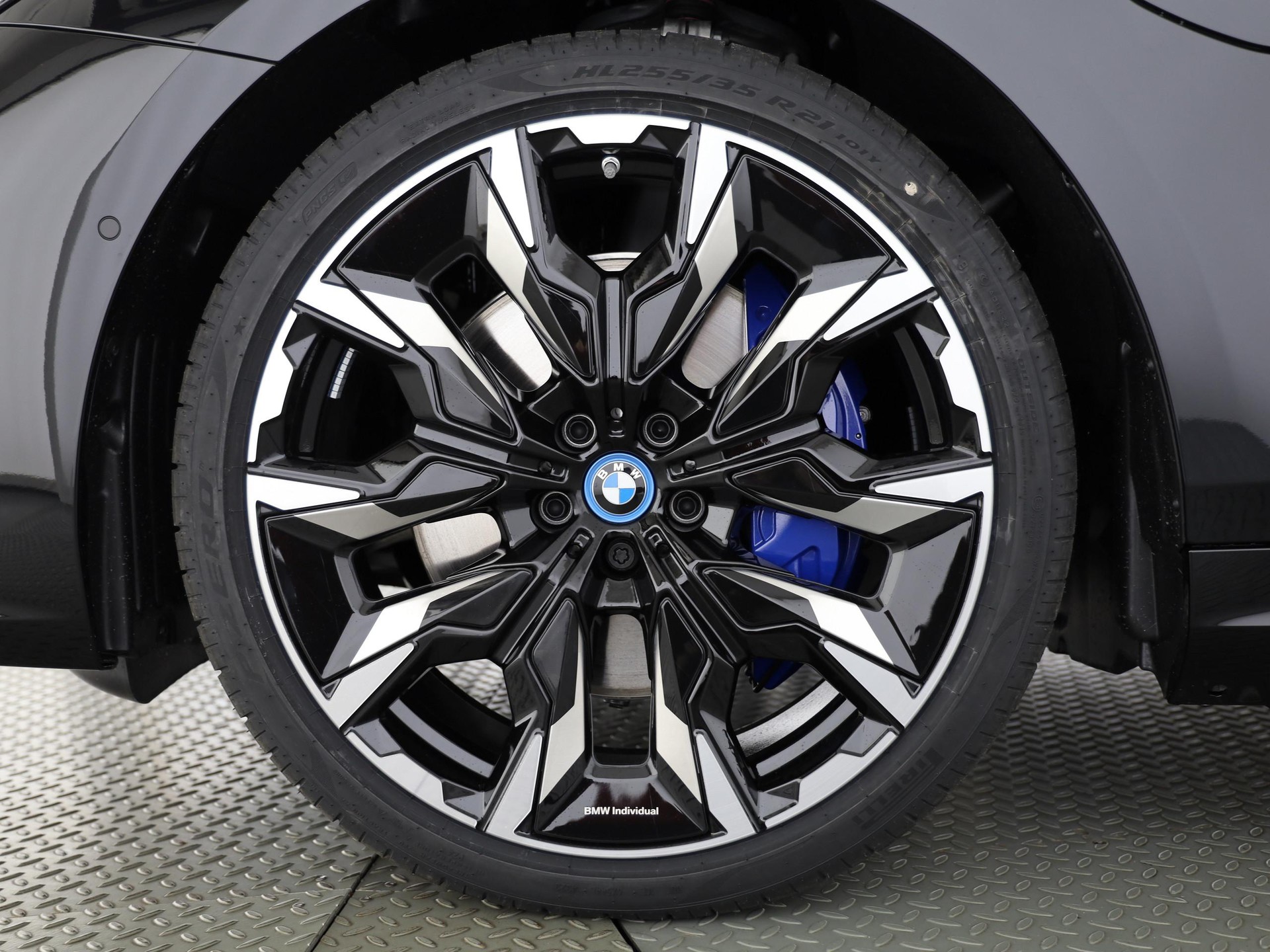BMW 550e xDrive-showroom-element-3
