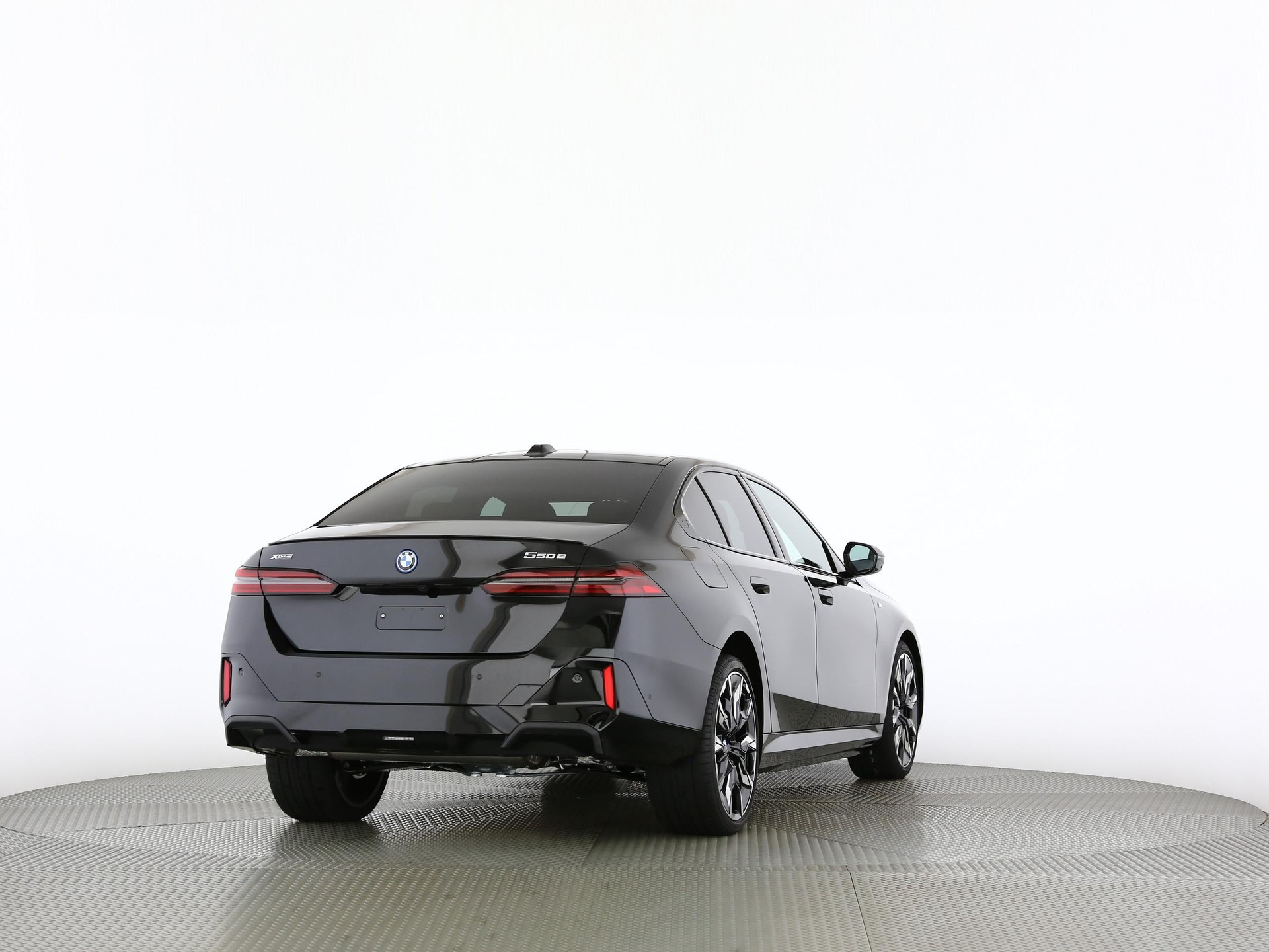 BMW 550e xDrive-image-18