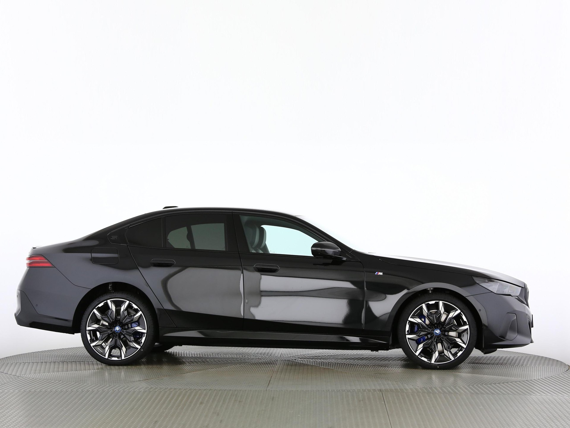 BMW 550e xDrive-image-23
