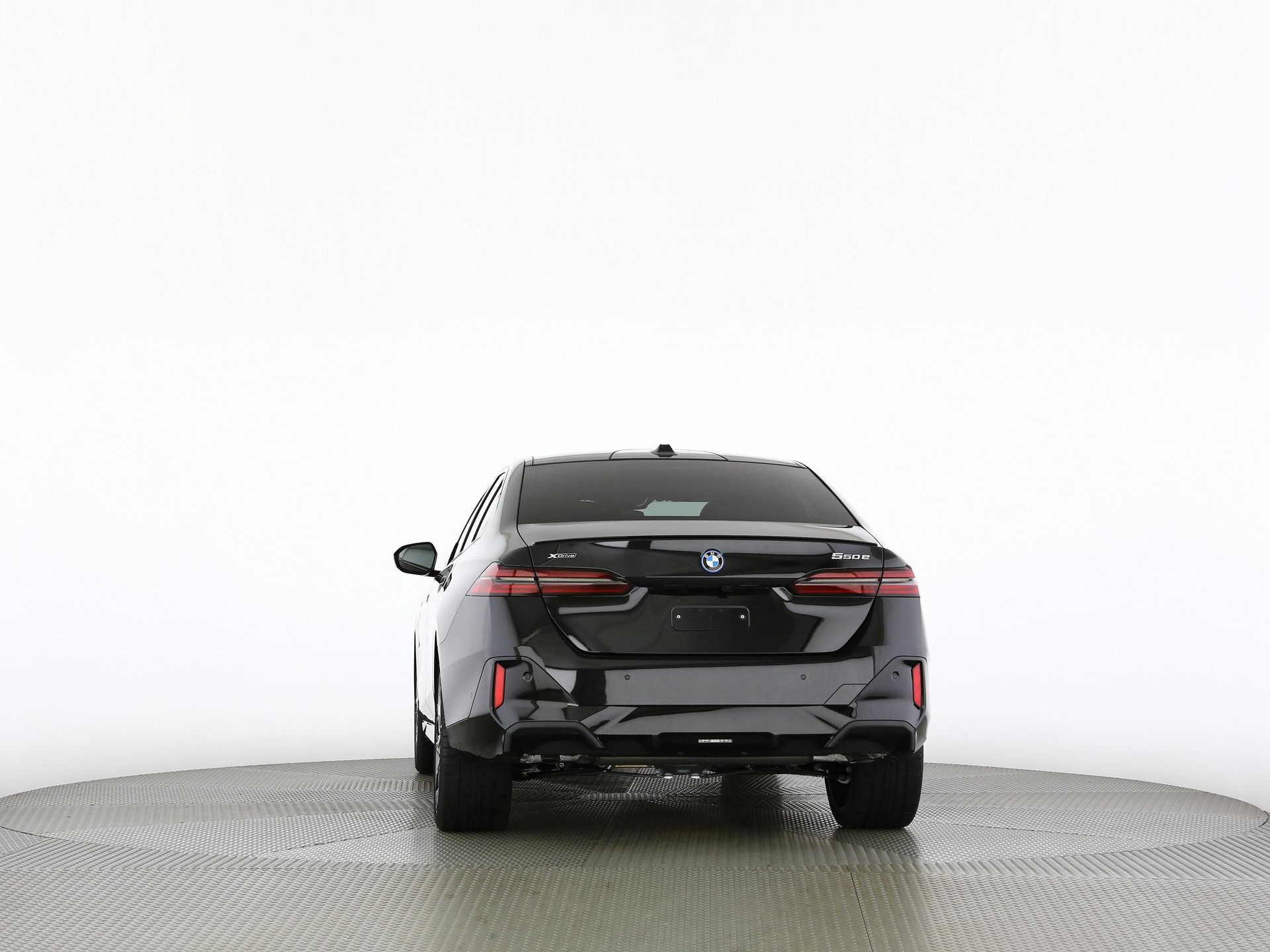 BMW 550e xDrive-image-16