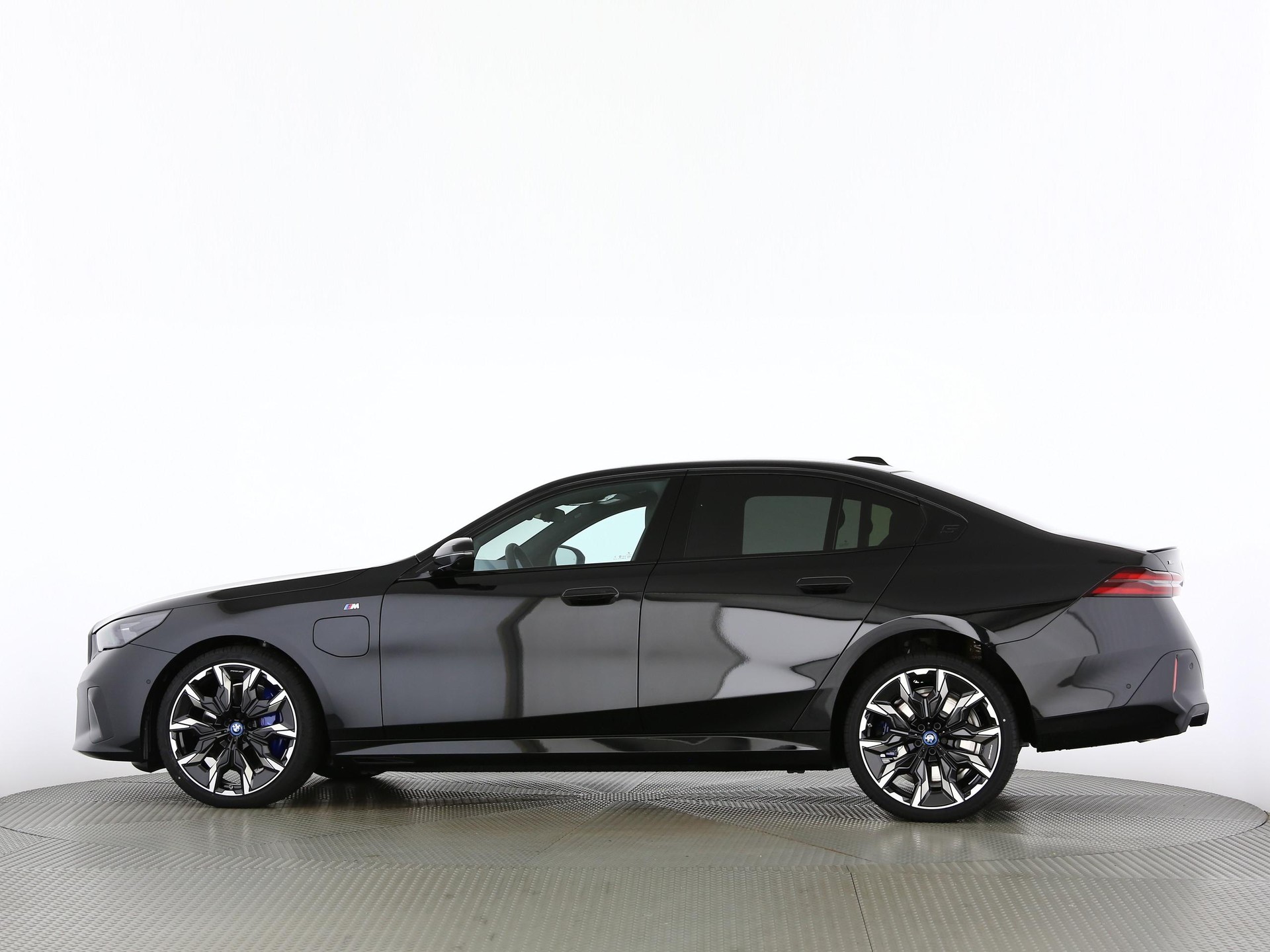 BMW 550e xDrive-image-12