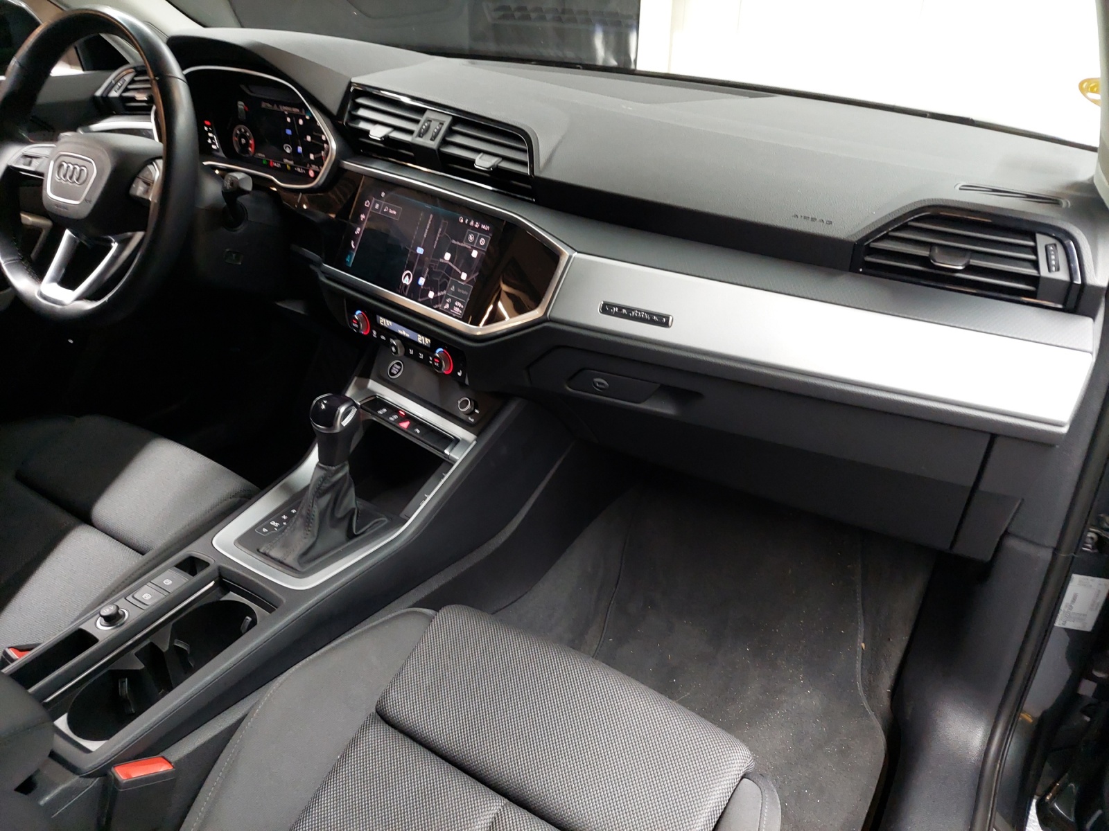 AUDI Q3 35 TDI S line quattro S-tronic-image-9