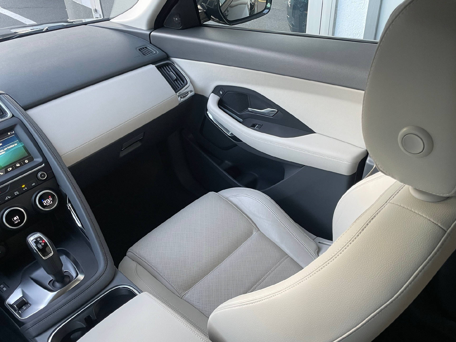 JAGUAR E-Pace 2.0 T 200 S AWD-image-16