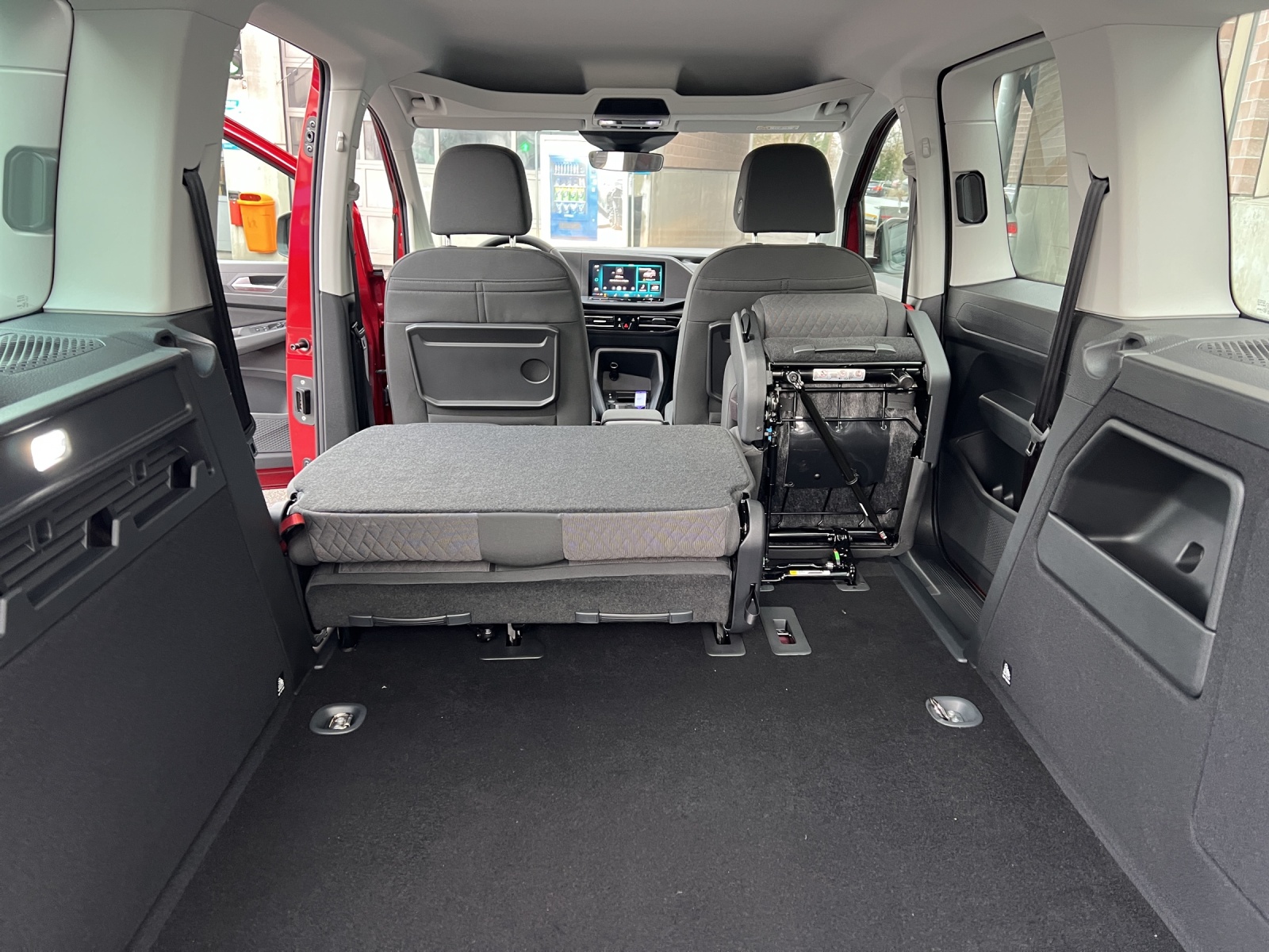 VW Caddy 1.5 TSI Life DSG-image-10