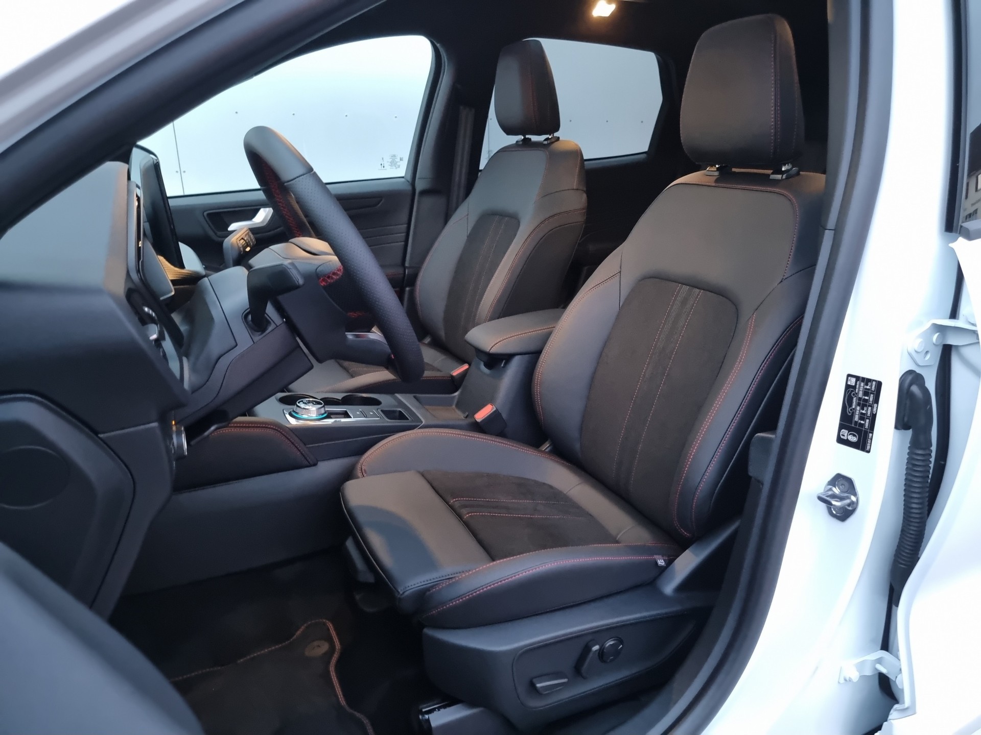 FORD Kuga 2.5 Plug-in Hybrid ST-Line X-image-11