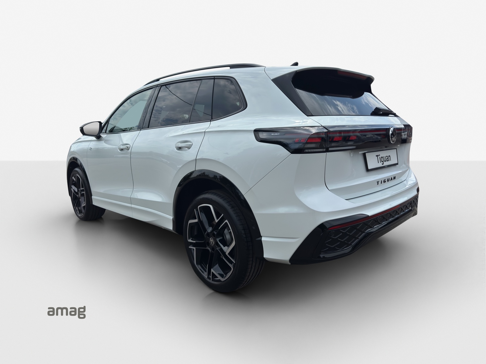 VW Tiguan 2.0 TSI DSG R-Line 4Motion-image-2