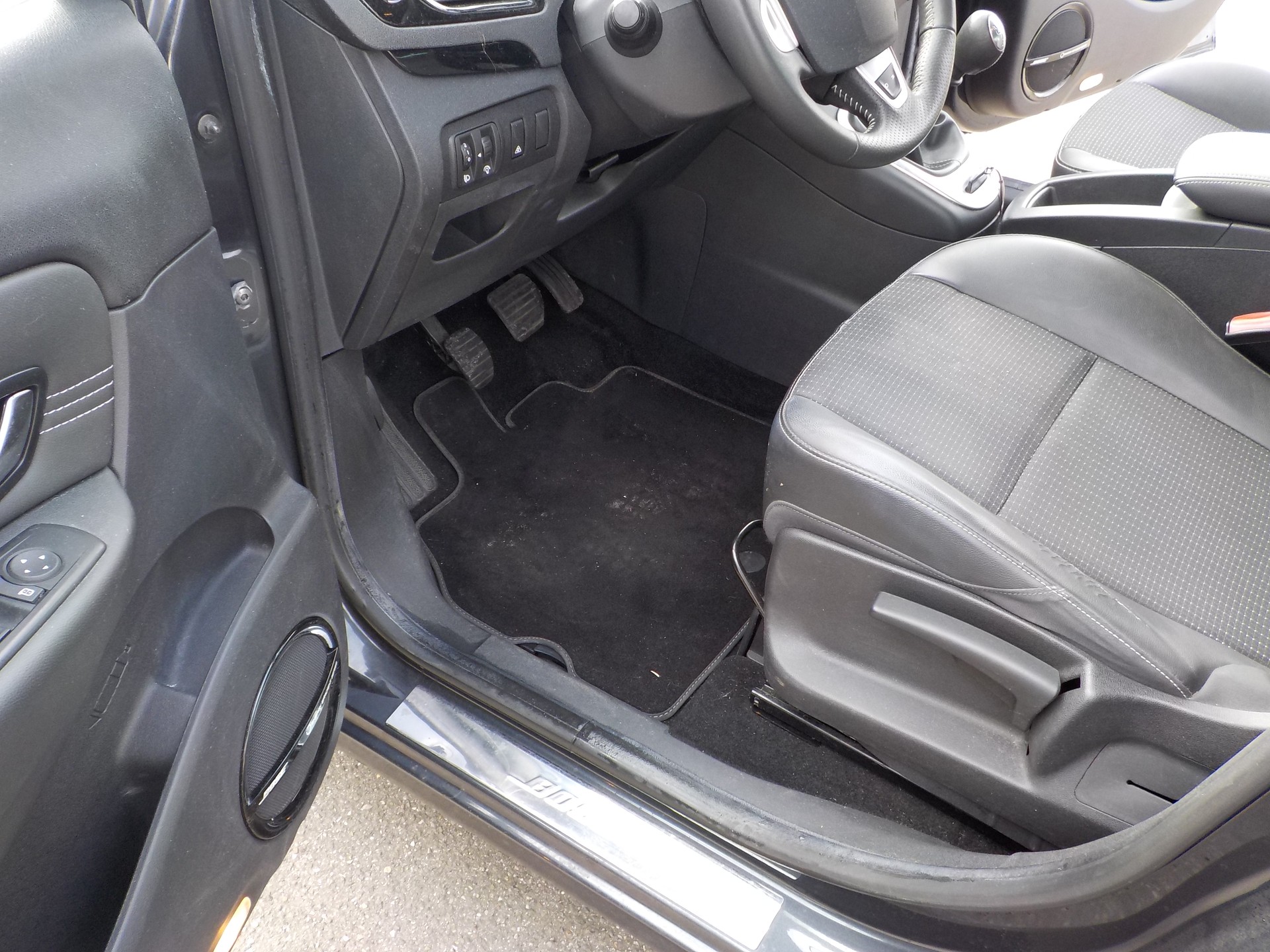 RENAULT Scénic 1.4 16V Turbo Bose-image-6