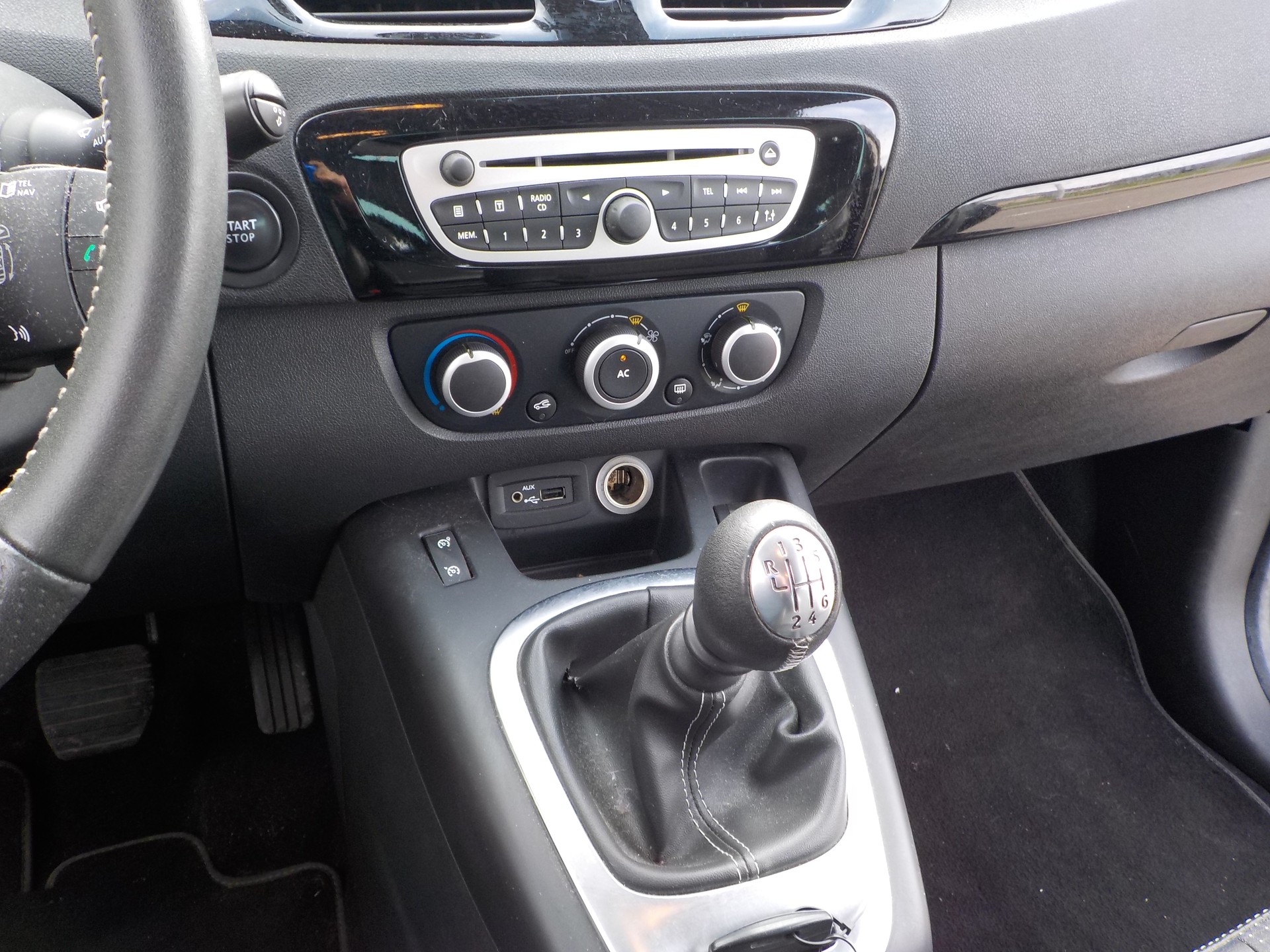 RENAULT Scénic 1.4 16V Turbo Bose-image-8