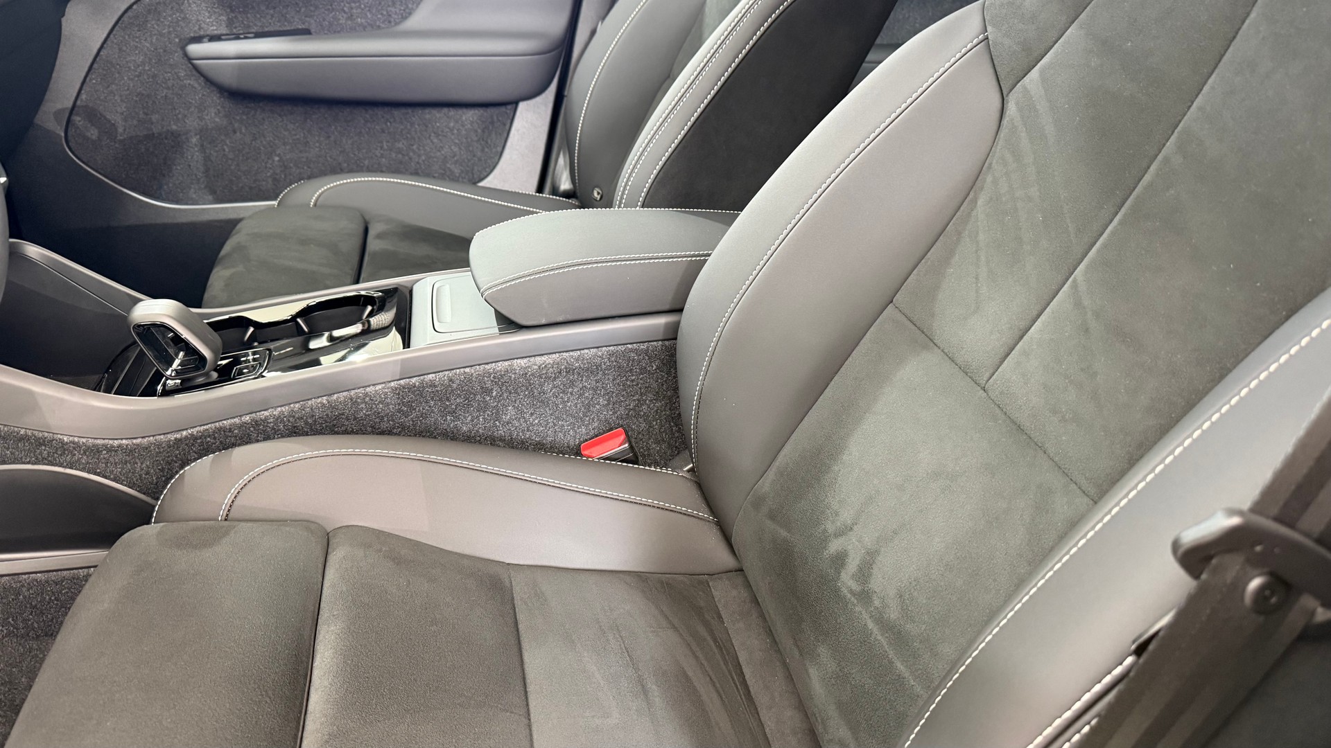 VOLVO EX40 Twin Black Edition AWD-image-11