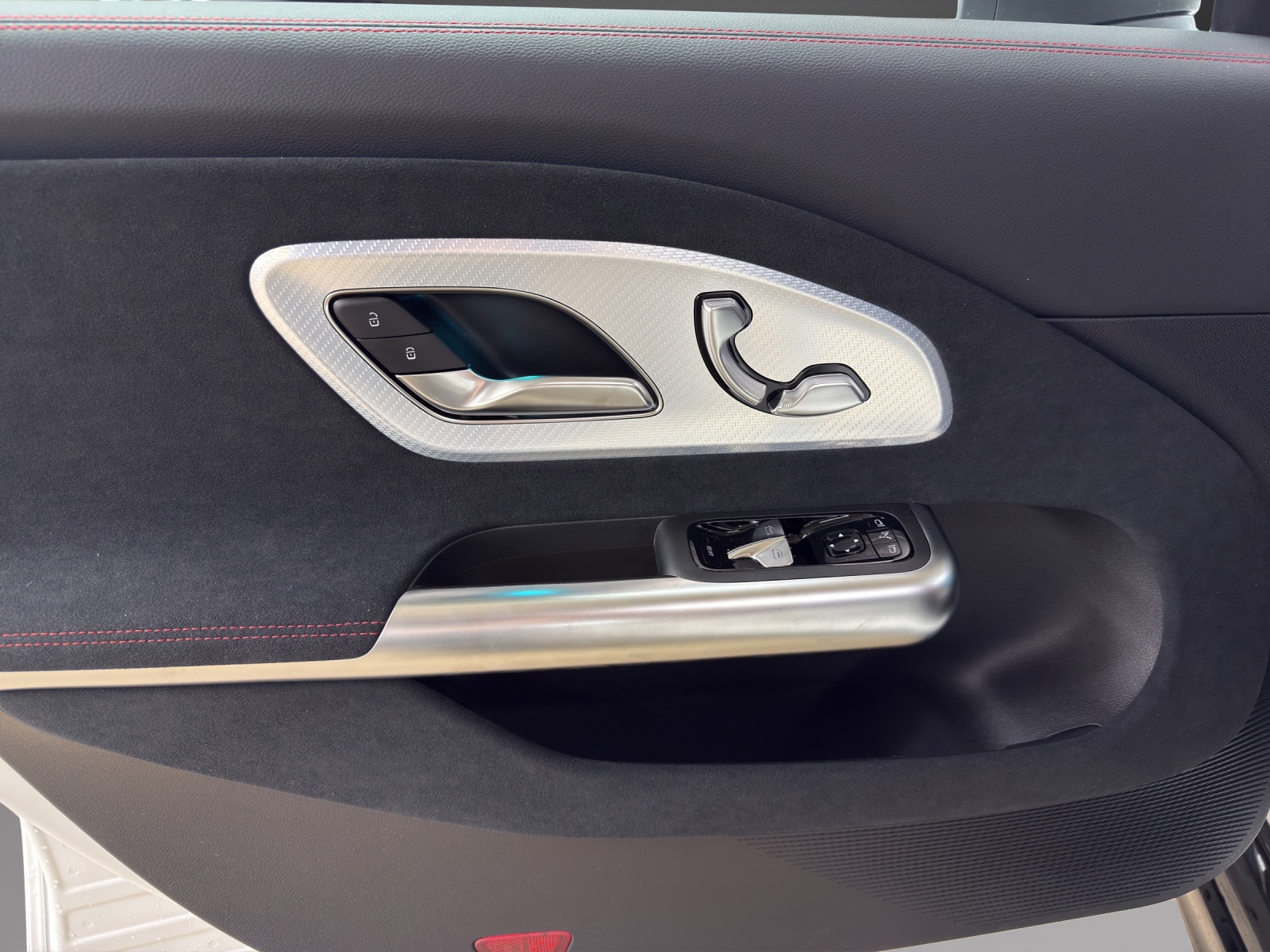 MERCEDES-BENZ CLA 350 4MATIC Shooting Brake with EQ Technology-image-12