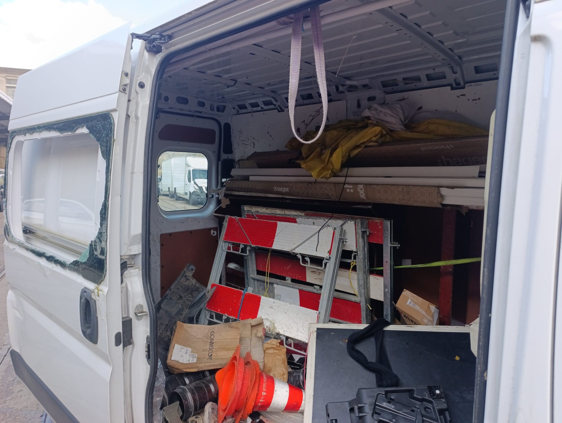 PEUGEOT Boxer 2.2 HDI 335 Pro L2H2-image-8