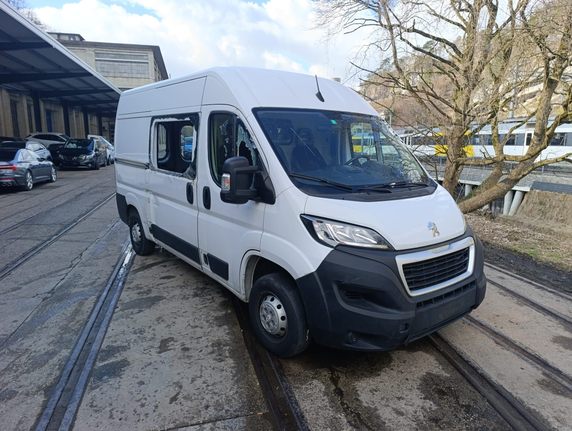 PEUGEOT Boxer 2.2 HDI 335 Pro L2H2