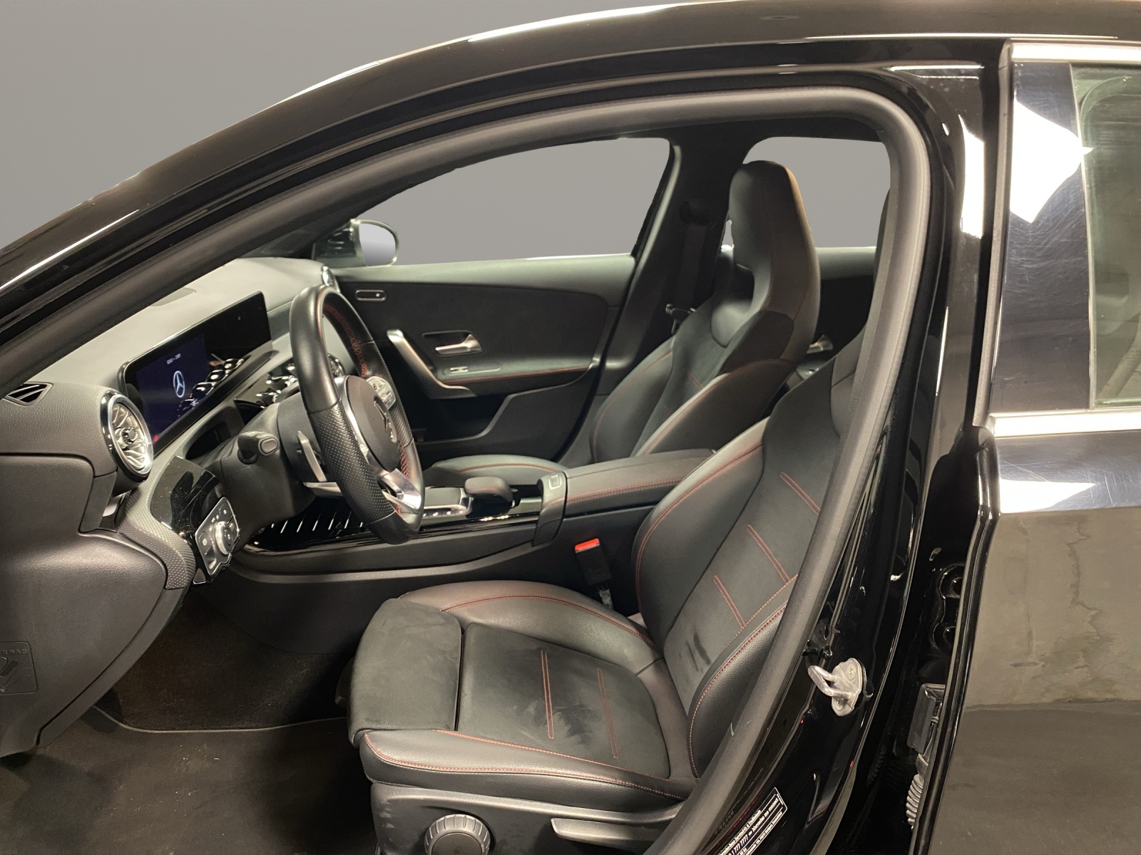 MERCEDES-BENZ A 250 4matic AMG Line Pre-image-10