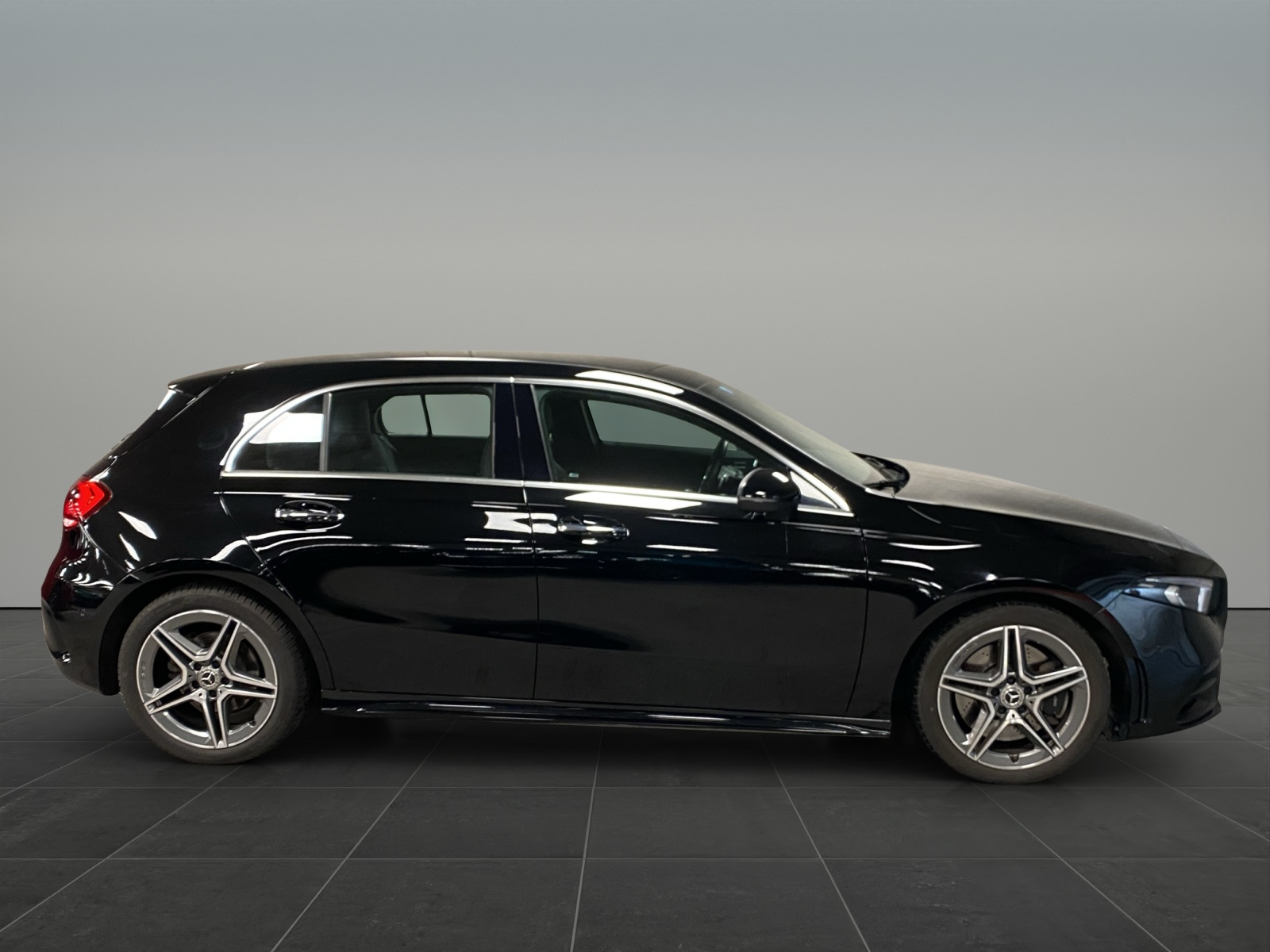 MERCEDES-BENZ A 250 4matic AMG Line Pre-image-7